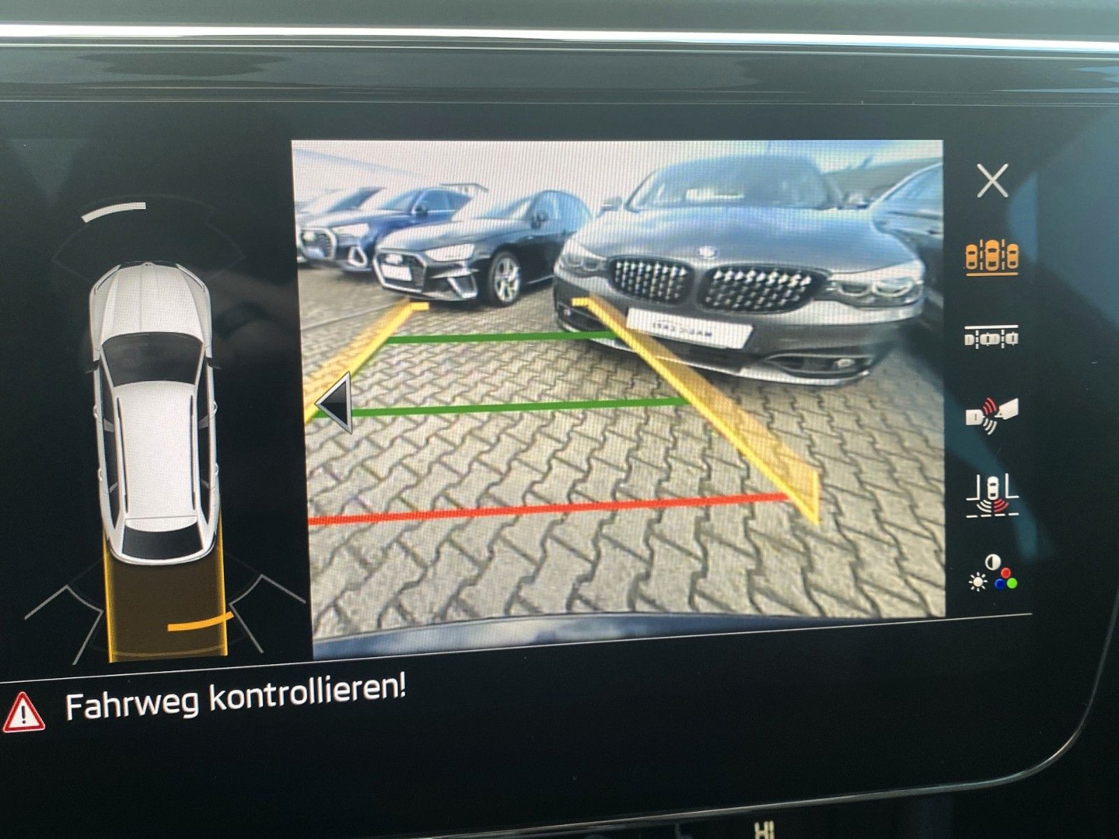 Fahrzeugabbildung SKODA Superb Combi Sportline 4x4 *Mega-Ausstattung* - mit KI generiert/bearbeitet