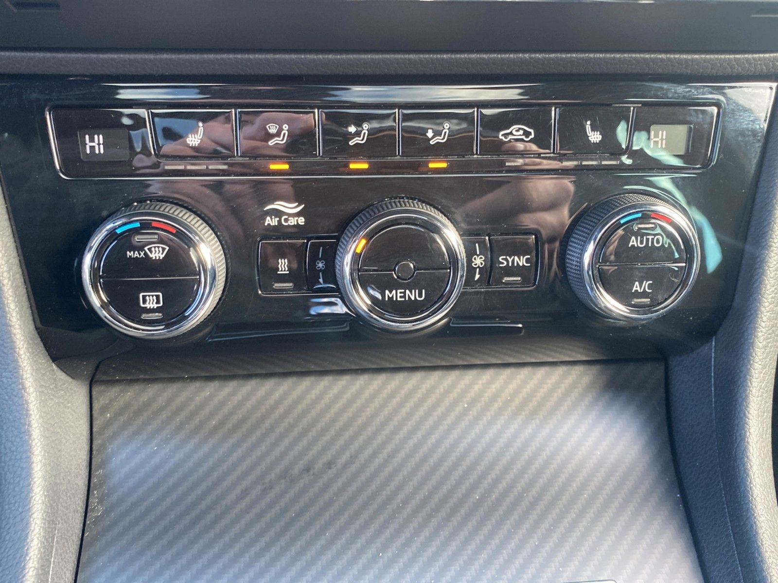 Fahrzeugabbildung SKODA Superb Combi Sportline 4x4 *Mega-Ausstattung* - mit KI generiert/bearbeitet
