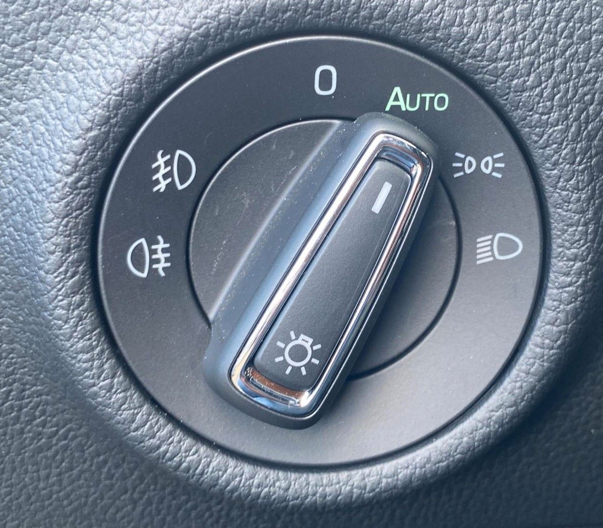 Fahrzeugabbildung SKODA Superb Combi Sportline 4x4 *Mega-Ausstattung* - mit KI generiert/bearbeitet