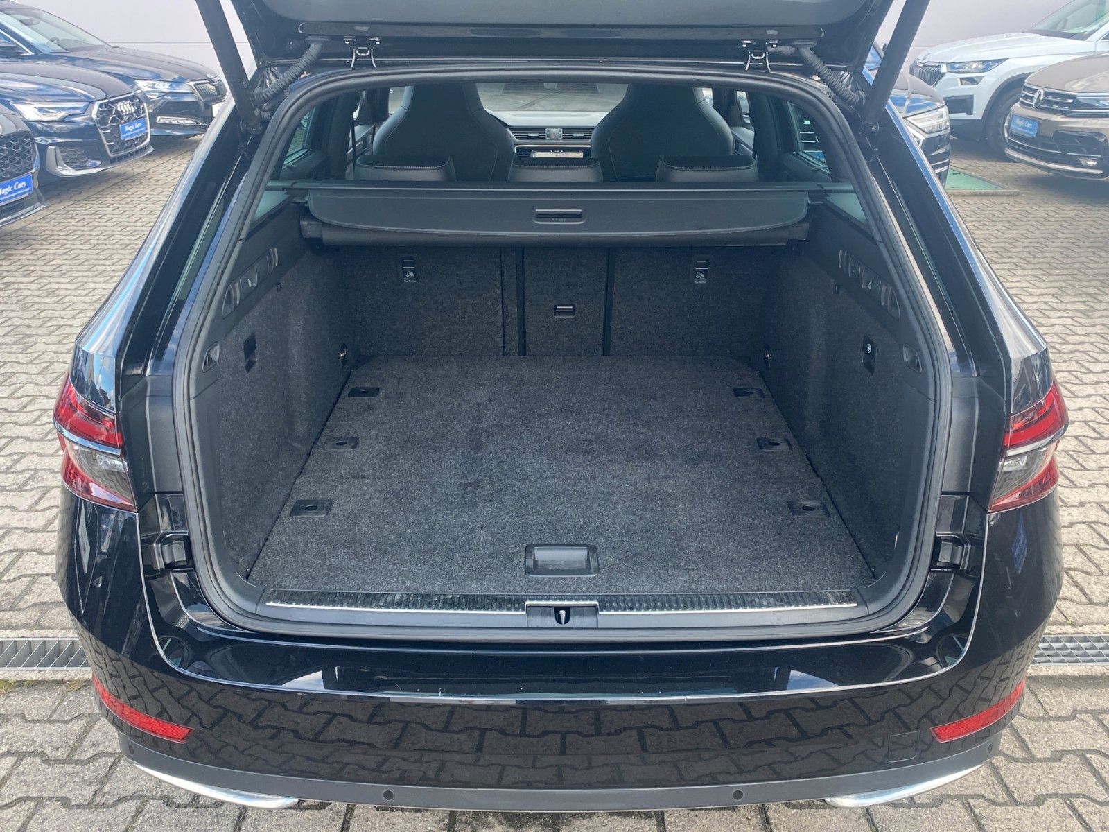 Fahrzeugabbildung SKODA Superb Combi Sportline 4x4 *Mega-Ausstattung* - mit KI generiert/bearbeitet
