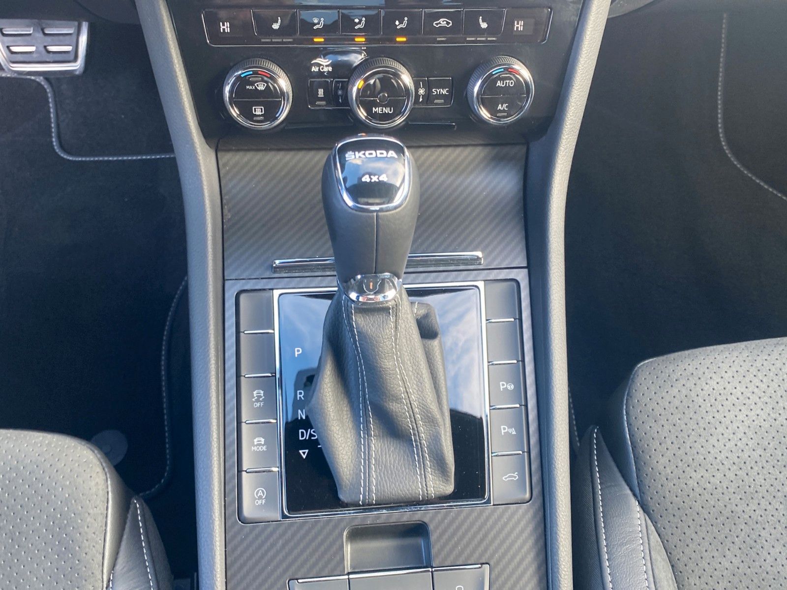 Fahrzeugabbildung SKODA Superb Combi Sportline 4x4 *Mega-Ausstattung* - mit KI generiert/bearbeitet