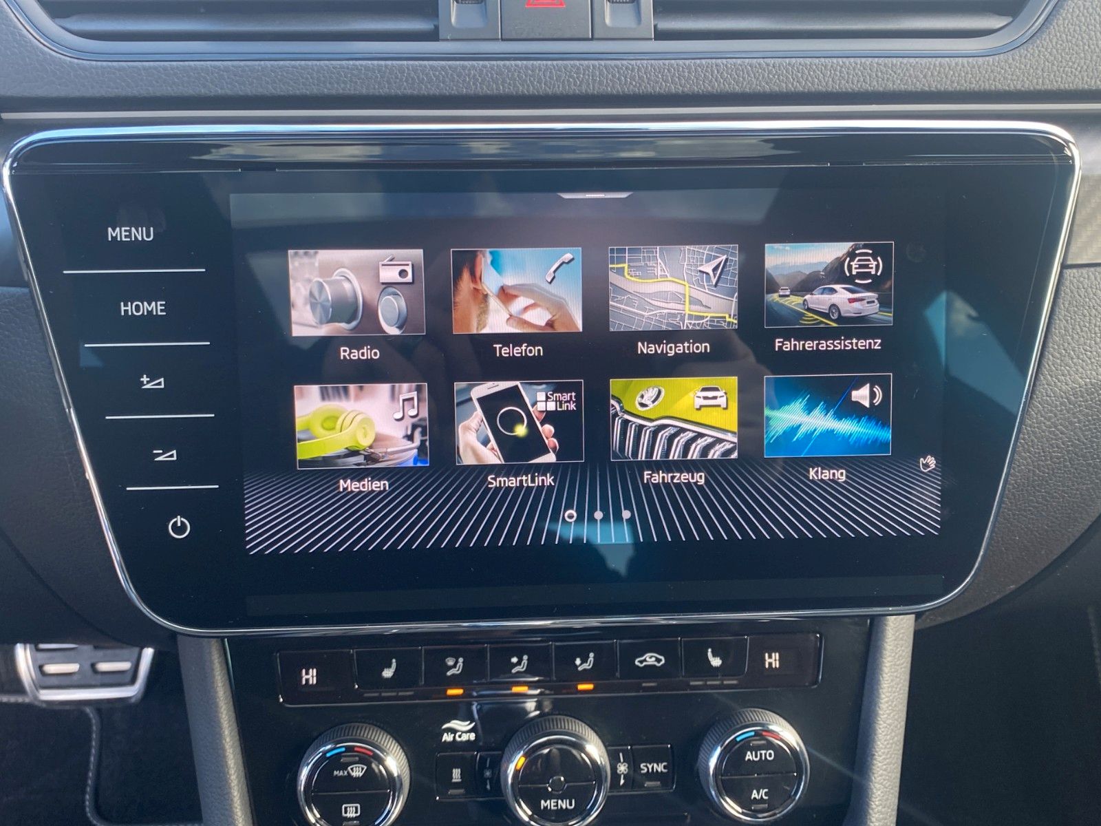 Fahrzeugabbildung SKODA Superb Combi Sportline 4x4 *Mega-Ausstattung* - mit KI generiert/bearbeitet
