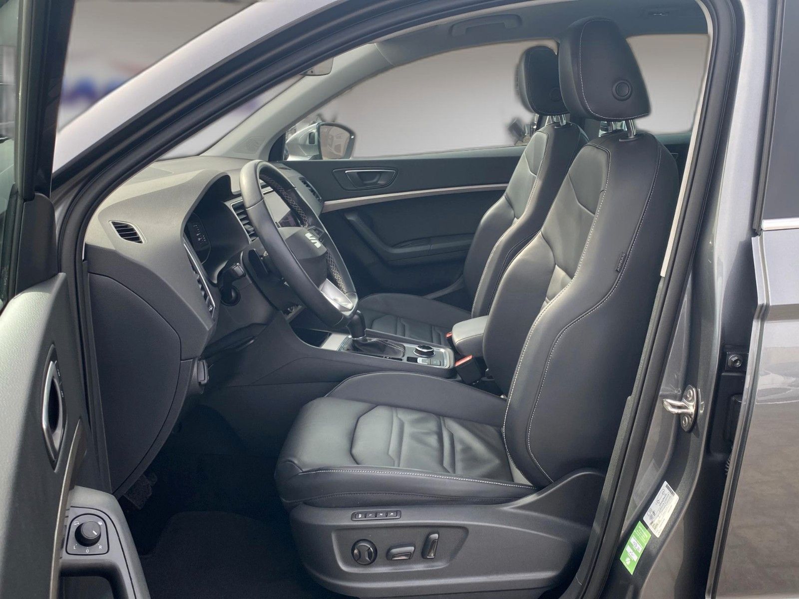 Fahrzeugabbildung SEAT Ateca 2.0 TDI DSG Xperience *LED*Pano*Beats*AHK* - mit KI generiert/bearbeitet