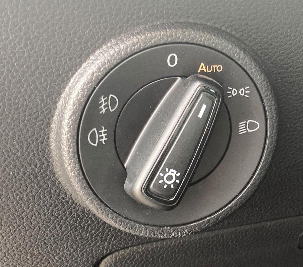 Fahrzeugabbildung SEAT Ateca 2.0 TDI DSG Xperience *LED*Pano*Beats*AHK* - mit KI generiert/bearbeitet