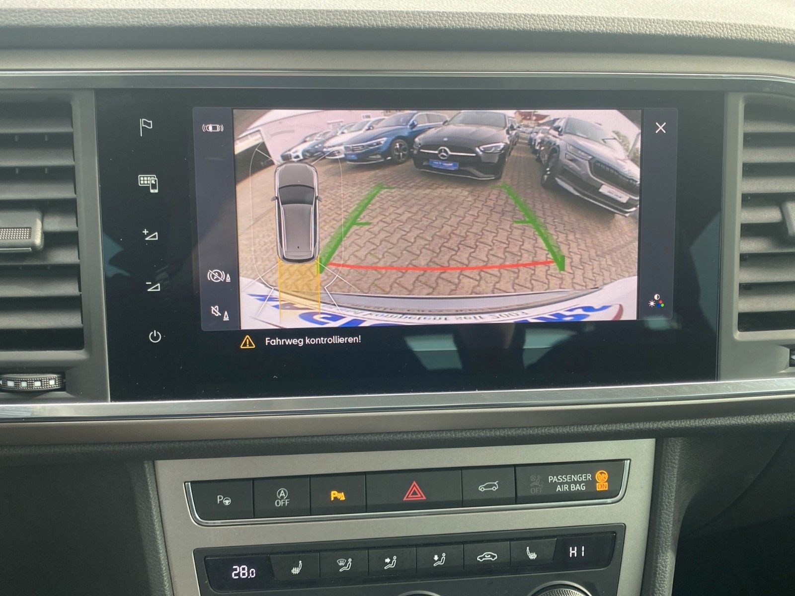 Fahrzeugabbildung SEAT Ateca 2.0 TDI DSG Xperience *LED*Pano*Beats*AHK* - mit KI generiert/bearbeitet