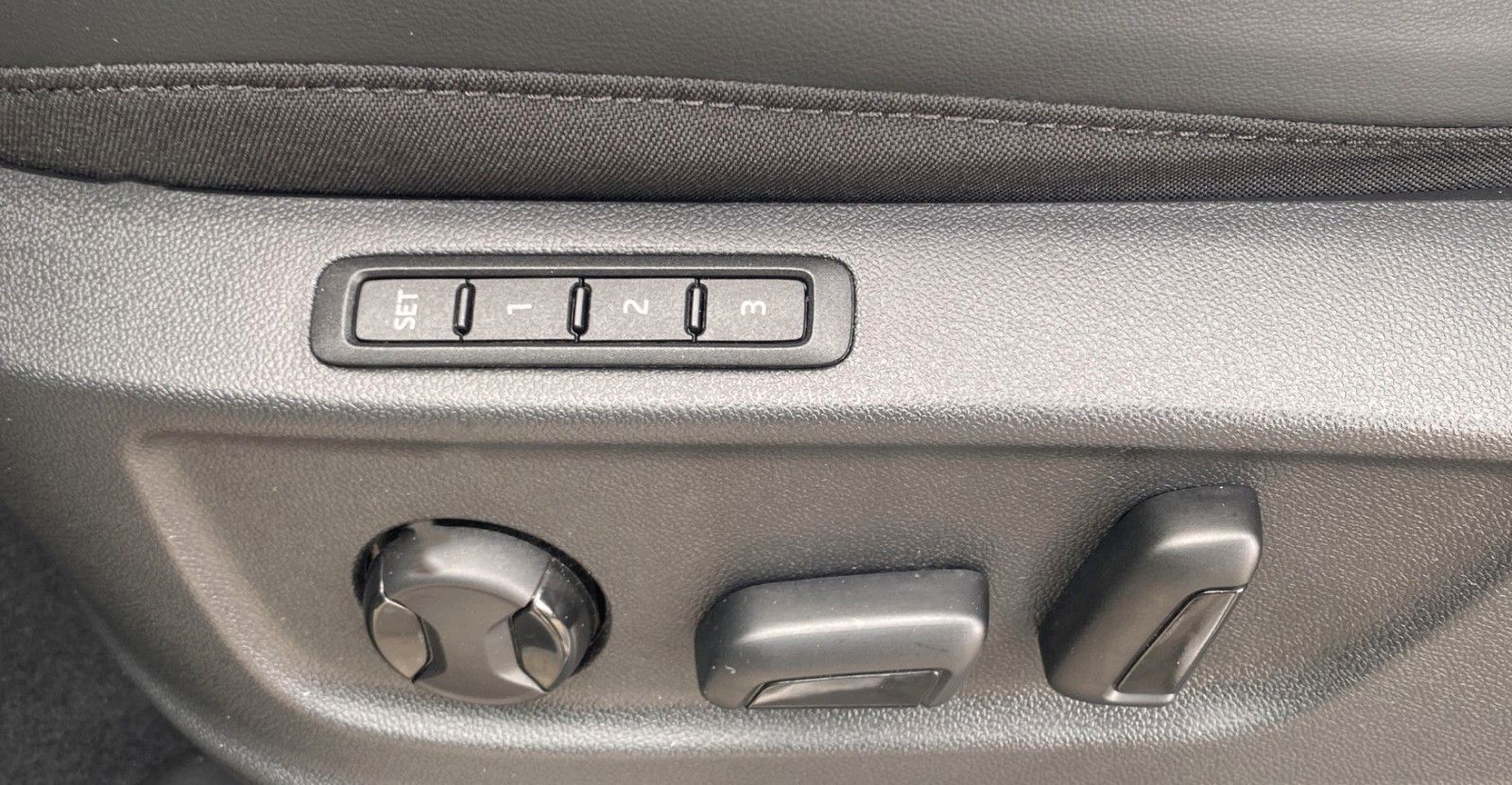 Fahrzeugabbildung SEAT Ateca 2.0 TDI DSG Xperience *LED*Pano*Beats*AHK* - mit KI generiert/bearbeitet