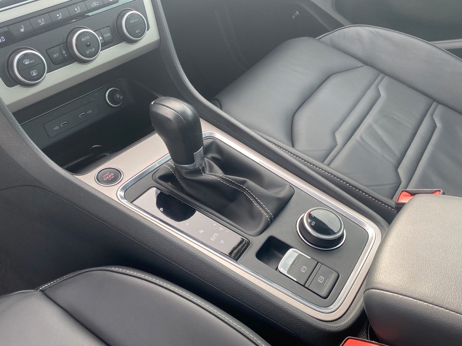 Fahrzeugabbildung SEAT Ateca 2.0 TDI DSG Xperience *LED*Pano*Beats*AHK* - mit KI generiert/bearbeitet