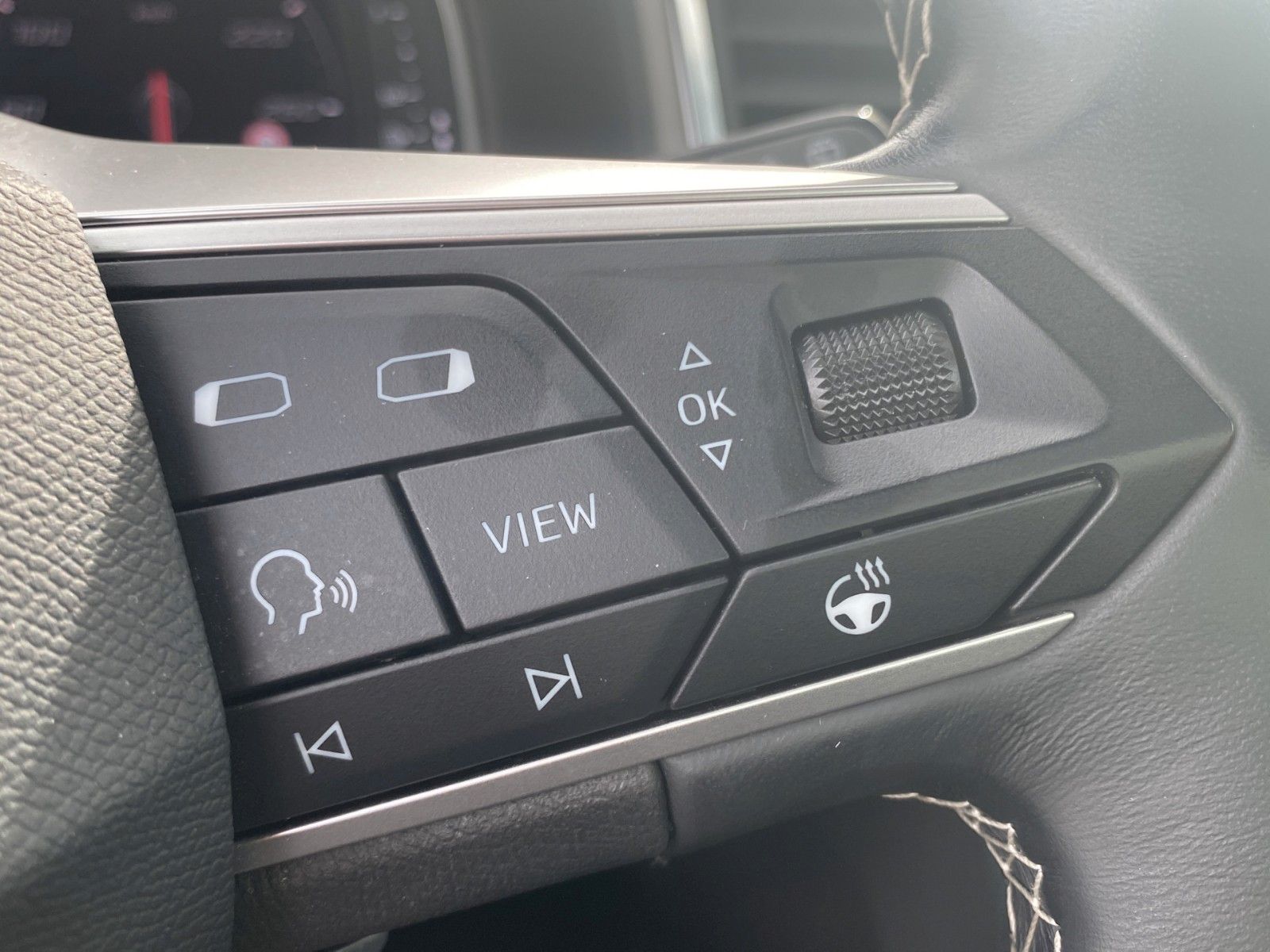 Fahrzeugabbildung SEAT Ateca 2.0 TDI DSG Xperience *LED*Pano*Beats*AHK* - mit KI generiert/bearbeitet