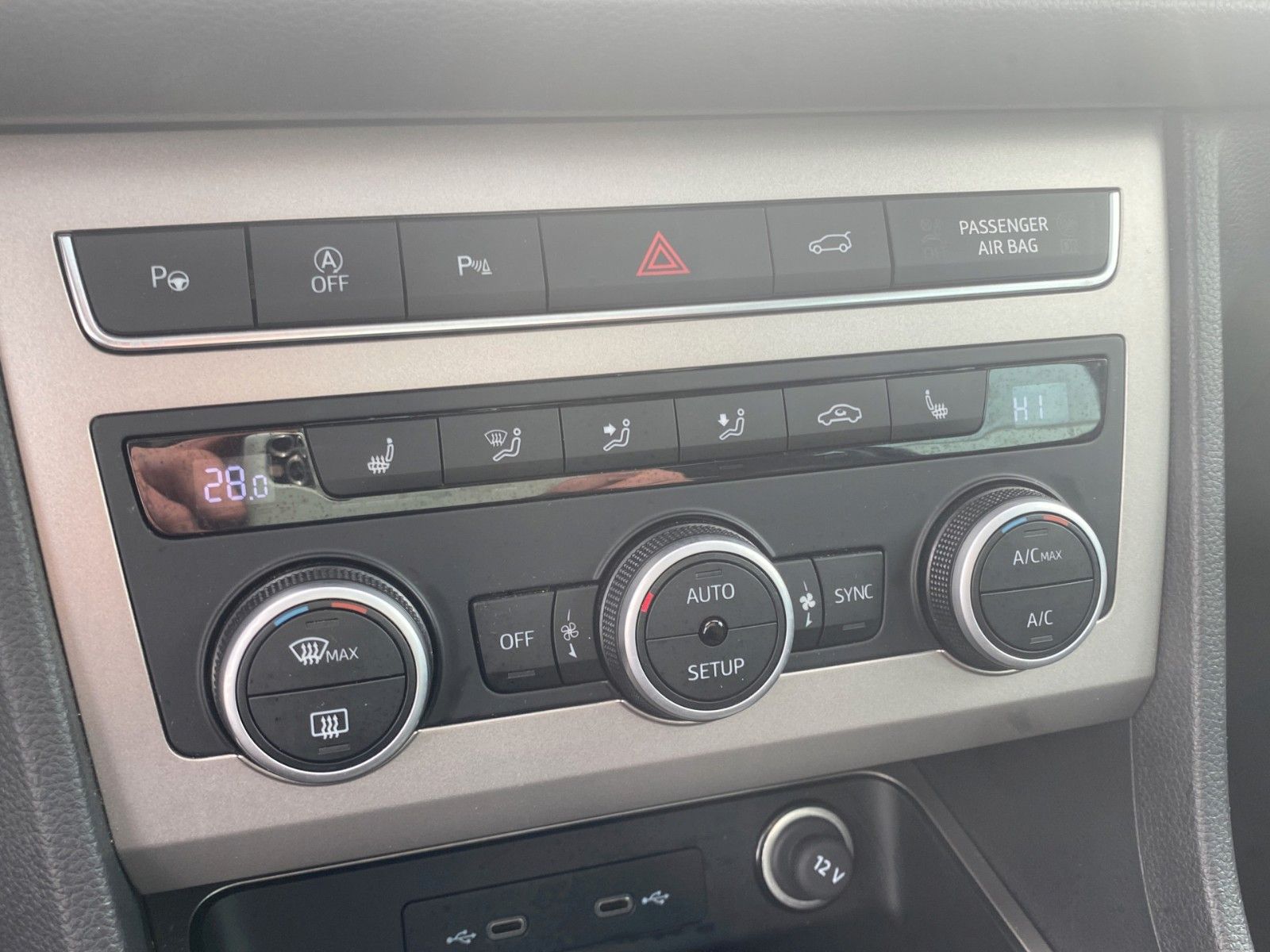 Fahrzeugabbildung SEAT Ateca 2.0 TDI DSG Xperience *LED*Pano*Beats*AHK* - mit KI generiert/bearbeitet
