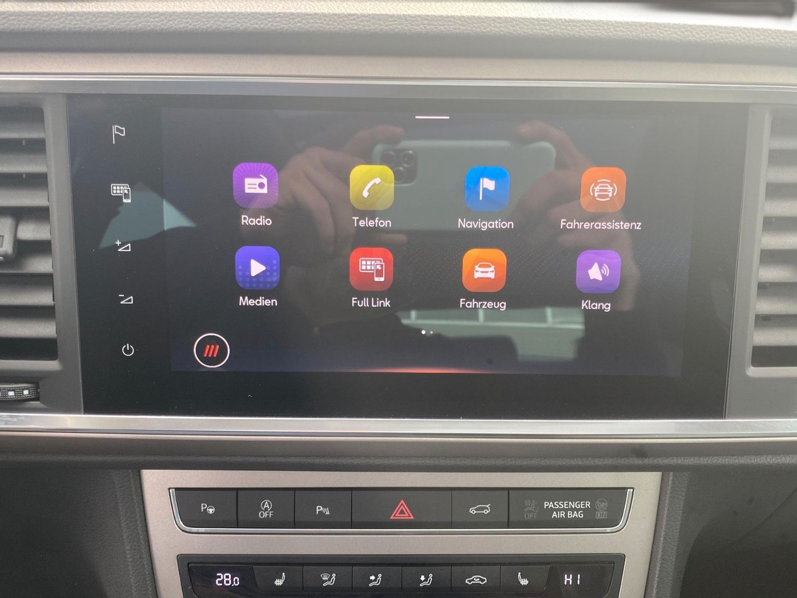 Fahrzeugabbildung SEAT Ateca 2.0 TDI DSG Xperience *LED*Pano*Beats*AHK* - mit KI generiert/bearbeitet