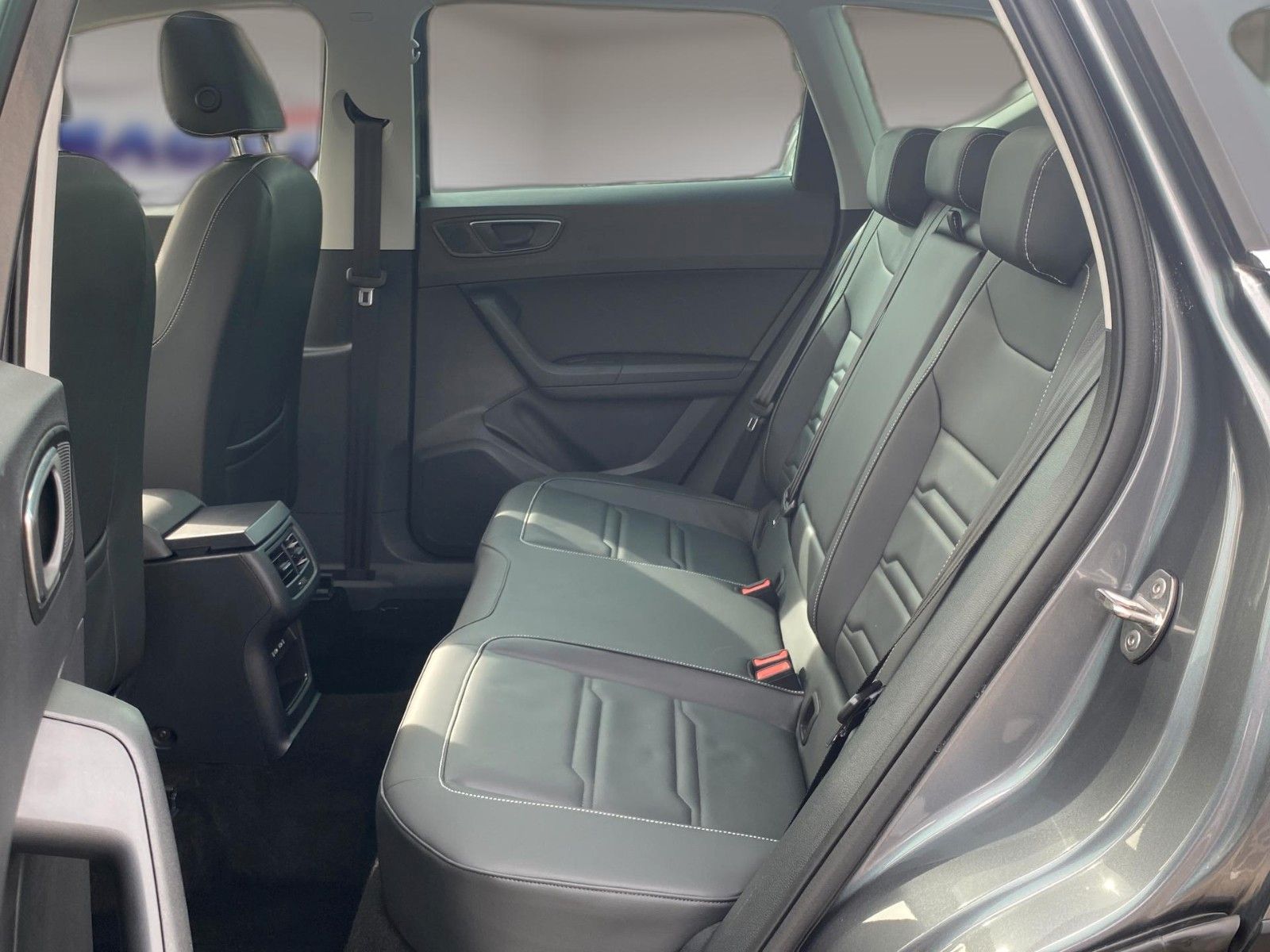 Fahrzeugabbildung SEAT Ateca 2.0 TDI DSG Xperience *LED*Pano*Beats*AHK* - mit KI generiert/bearbeitet