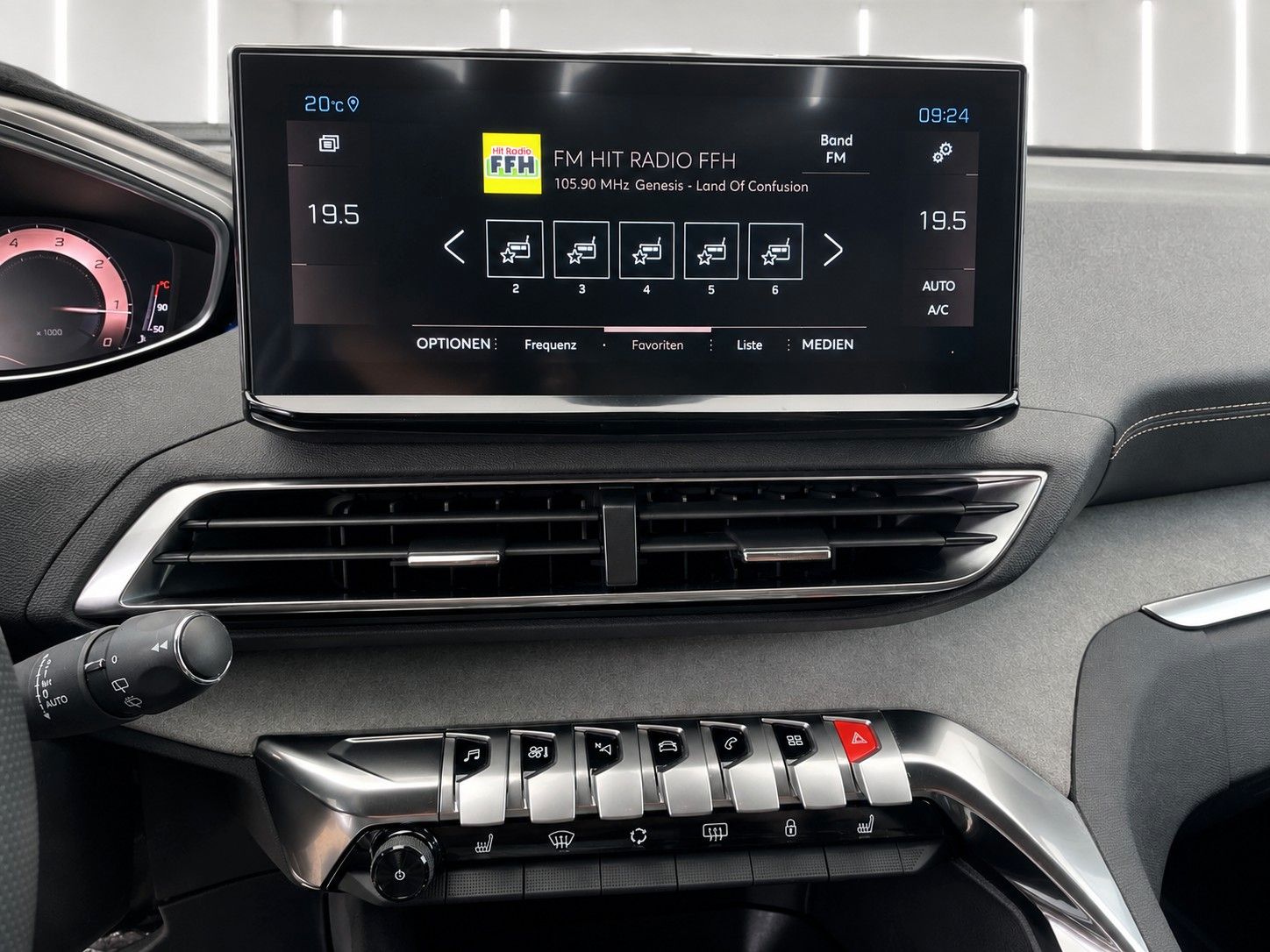Fahrzeugabbildung Peugeot 5008 GT*Autom.*7 Sitzer*Standheizung*LED*Focal* - mit KI generiert/bearbeitet
