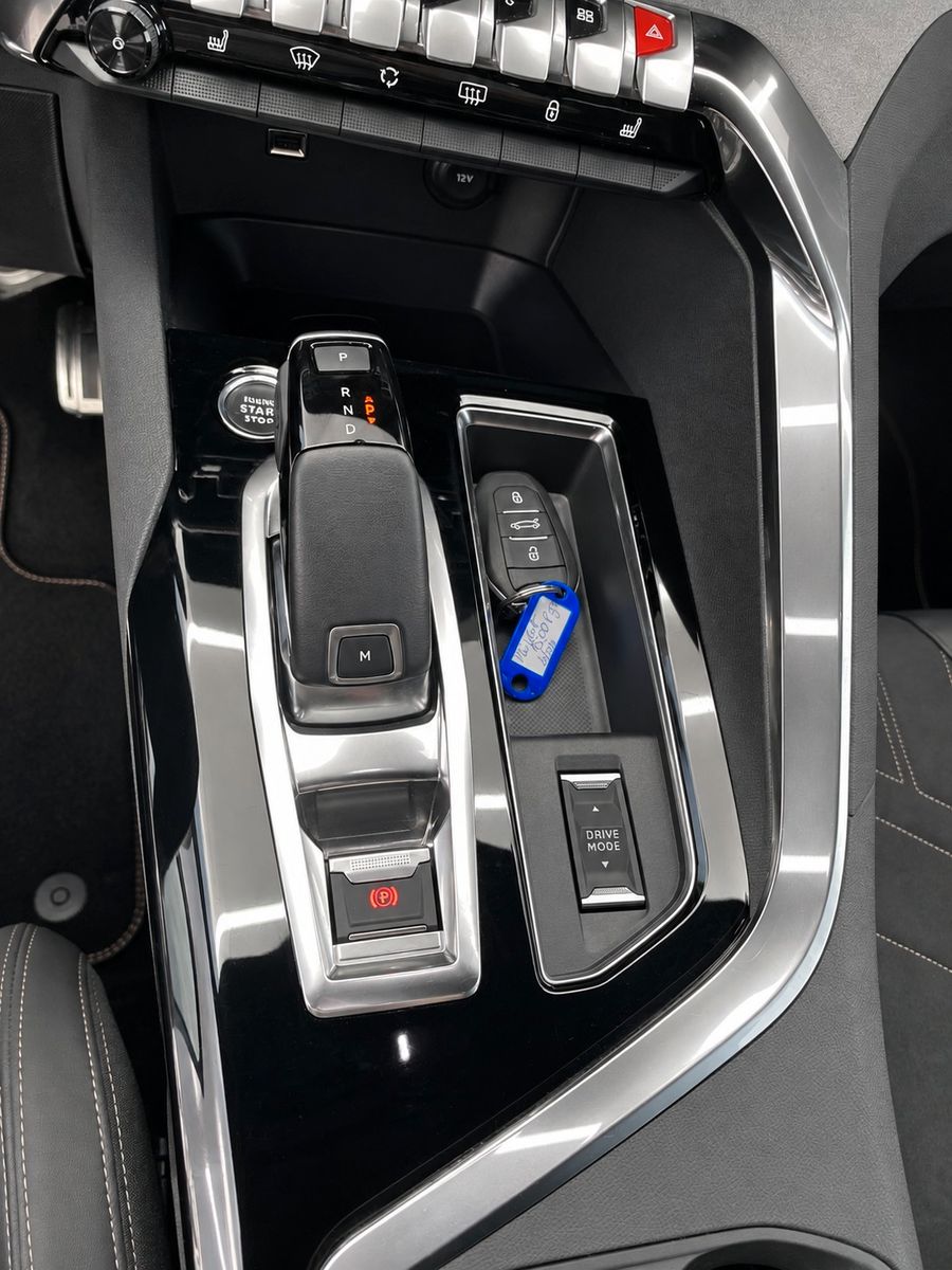 Fahrzeugabbildung Peugeot 5008 GT*Autom.*7 Sitzer*Standheizung*LED*Focal* - mit KI generiert/bearbeitet