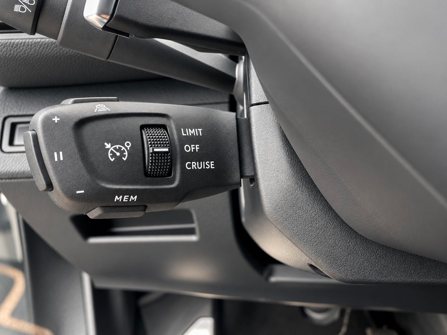 Fahrzeugabbildung Peugeot 5008 GT*Autom.*7 Sitzer*Standheizung*LED*Focal* - mit KI generiert/bearbeitet