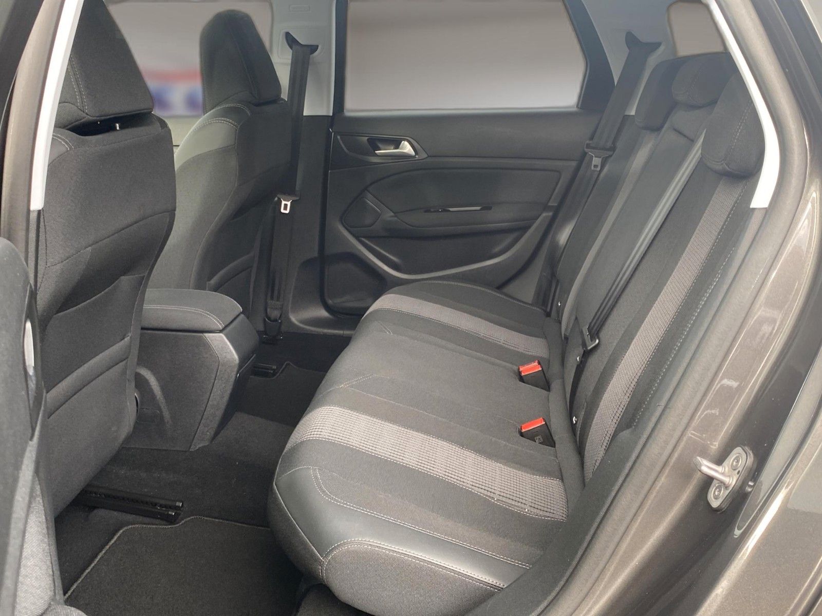Fahrzeugabbildung Peugeot 308 SW BlueHDi 130 Allure *Kamera*Teilleder*AHK* - mit KI generiert/bearbeitet