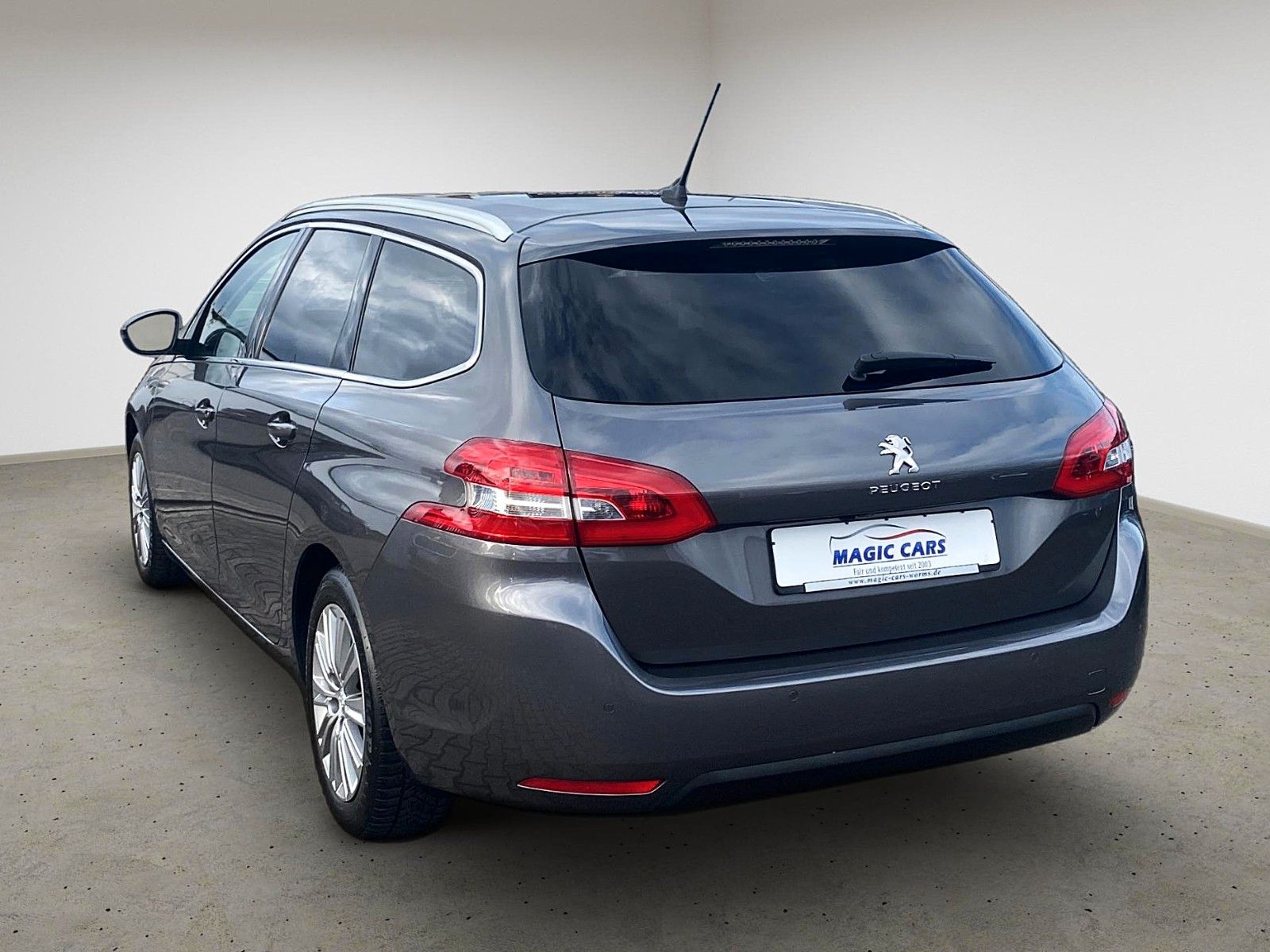 Fahrzeugabbildung Peugeot 308 SW BlueHDi 130 Allure *Kamera*Teilleder*AHK* - mit KI generiert/bearbeitet