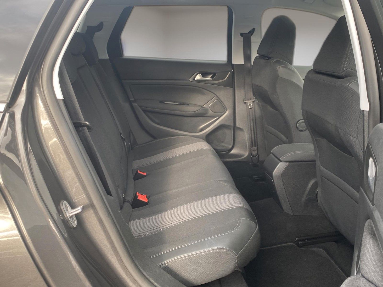 Fahrzeugabbildung Peugeot 308 SW BlueHDi 130 Allure *Kamera*Teilleder*AHK* - mit KI generiert/bearbeitet