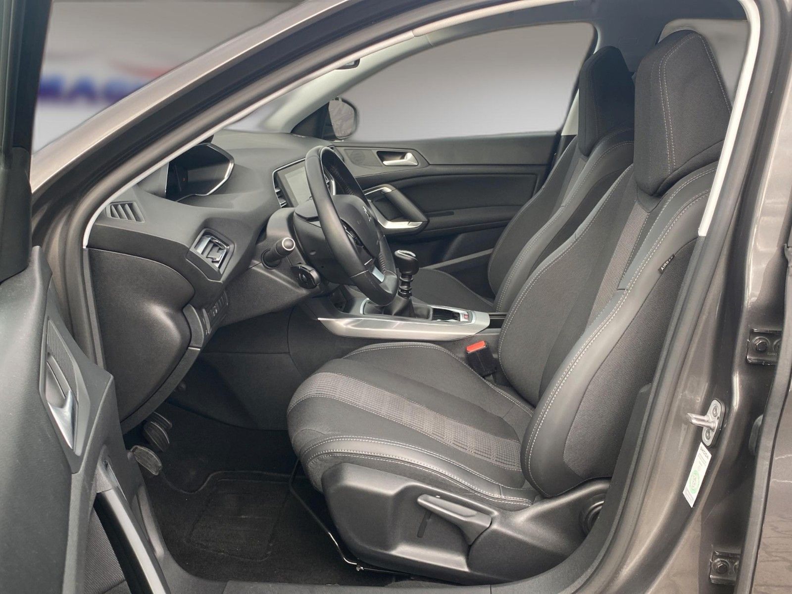 Fahrzeugabbildung Peugeot 308 SW BlueHDi 130 Allure *Kamera*Teilleder*AHK* - mit KI generiert/bearbeitet