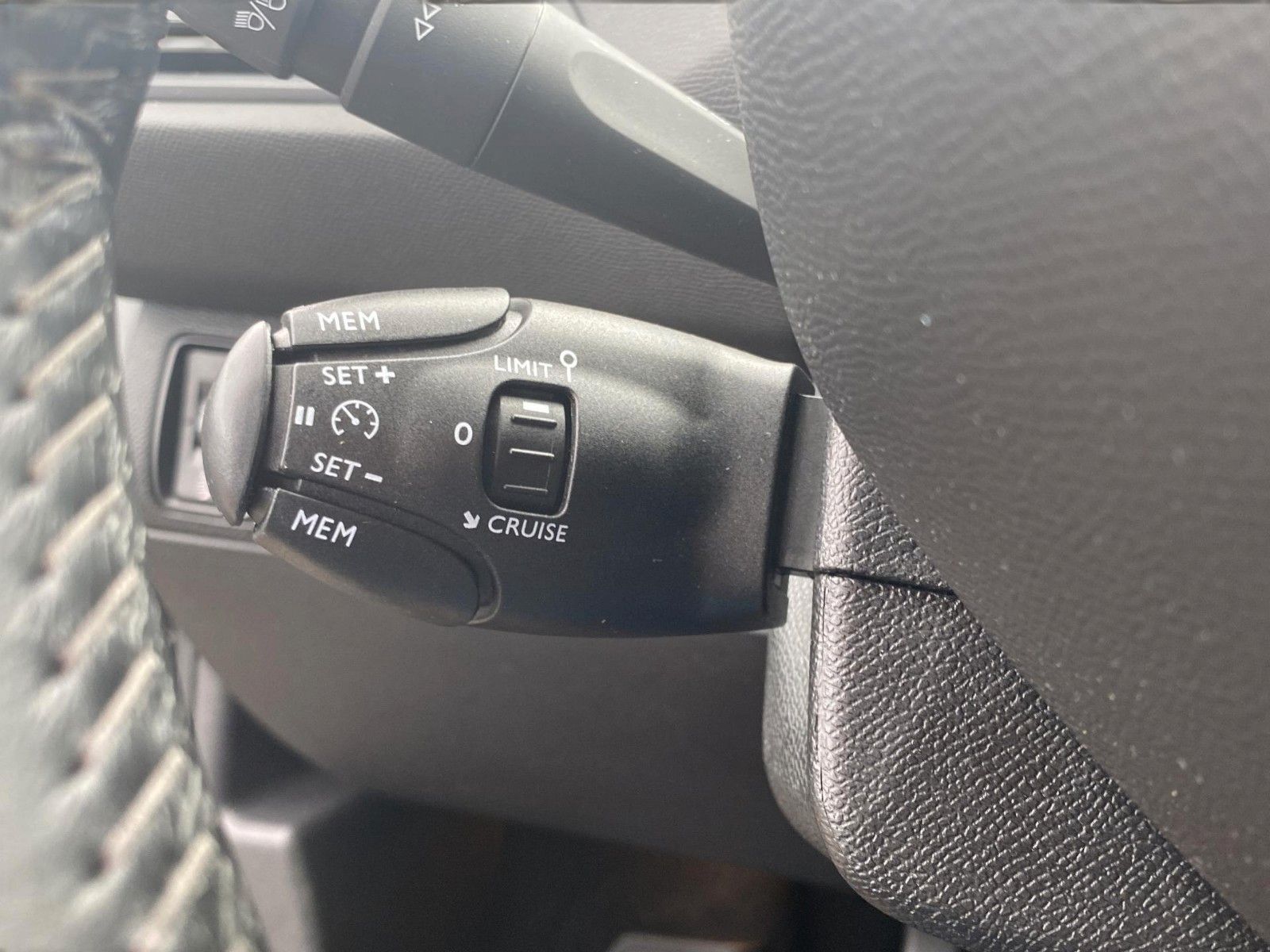 Fahrzeugabbildung Peugeot 308 SW BlueHDi 130 Allure *Kamera*Teilleder*AHK* - mit KI generiert/bearbeitet