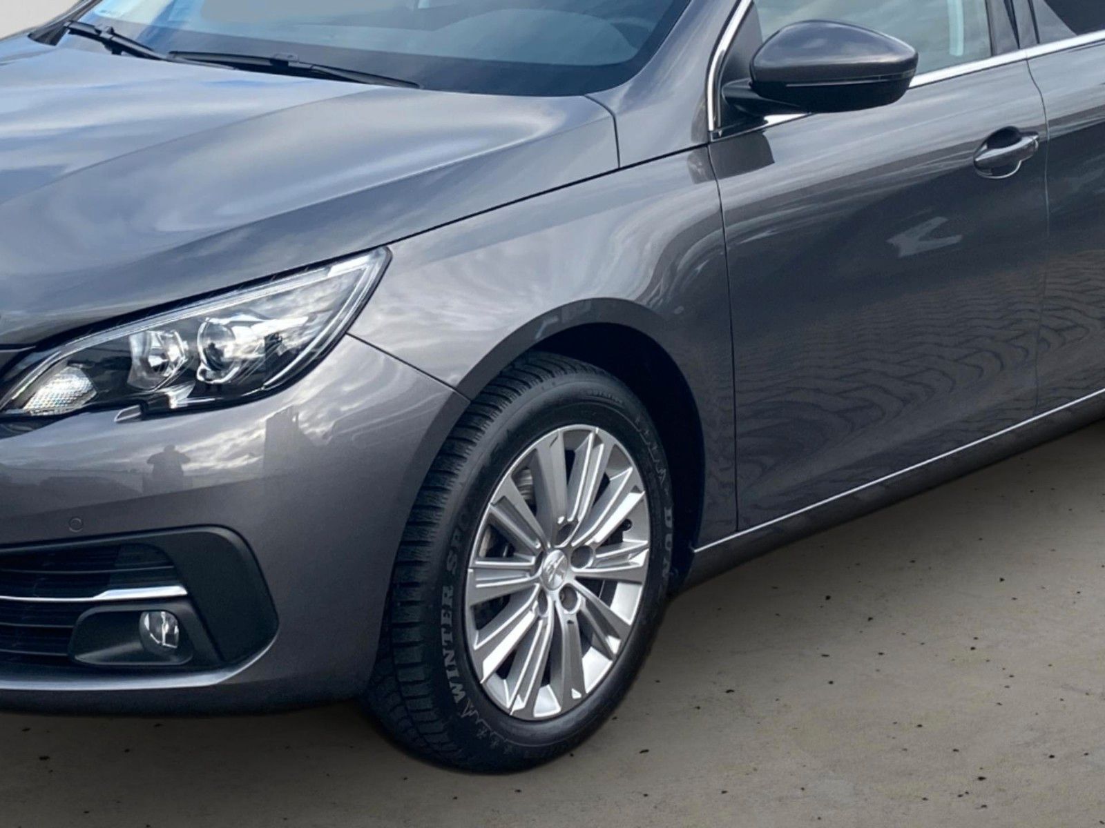 Fahrzeugabbildung Peugeot 308 SW BlueHDi 130 Allure *Kamera*Teilleder*AHK* - mit KI generiert/bearbeitet