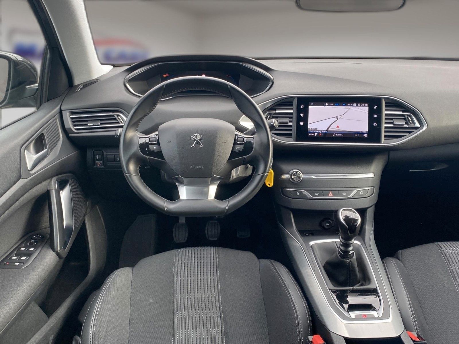 Fahrzeugabbildung Peugeot 308 SW BlueHDi 130 Allure *Kamera*Teilleder*AHK* - mit KI generiert/bearbeitet