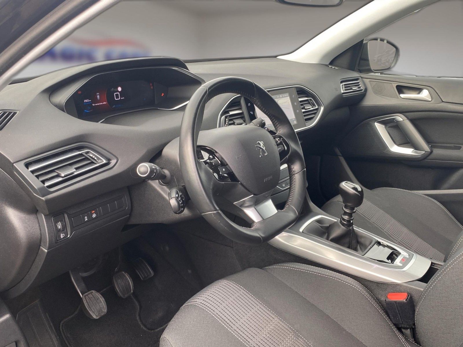 Fahrzeugabbildung Peugeot 308 SW BlueHDi 130 Allure *Kamera*Teilleder*AHK* - mit KI generiert/bearbeitet
