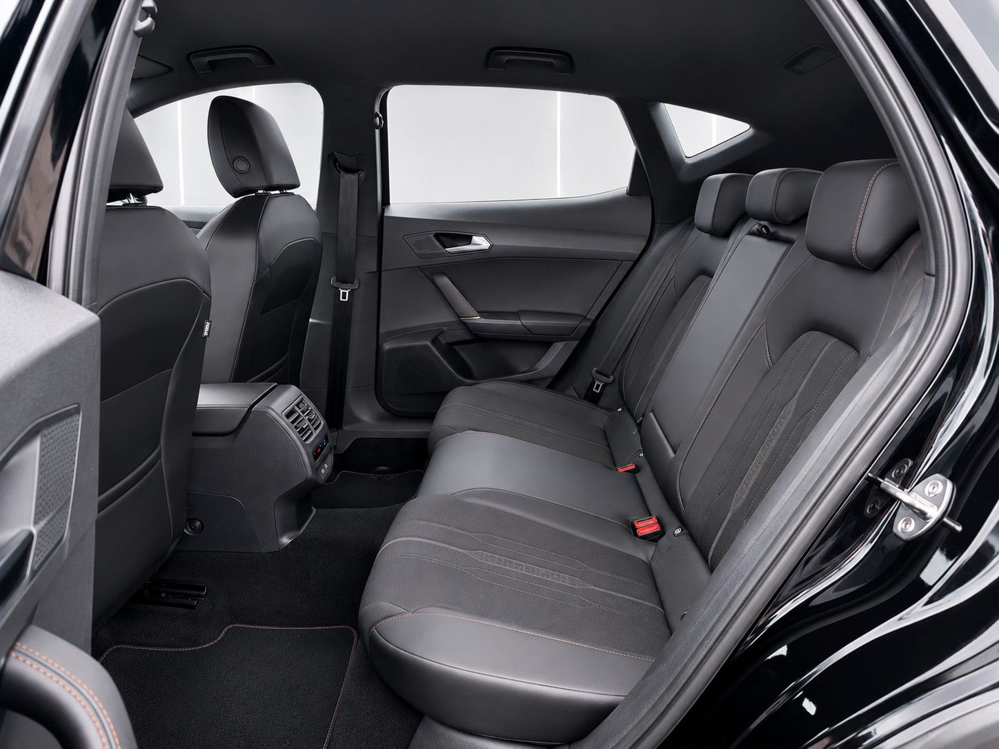 Fahrzeugabbildung CUPRA Formentor 1.5 TSI DSG *Kamera*Virtual*28.000KM* - mit KI generiert/bearbeitet