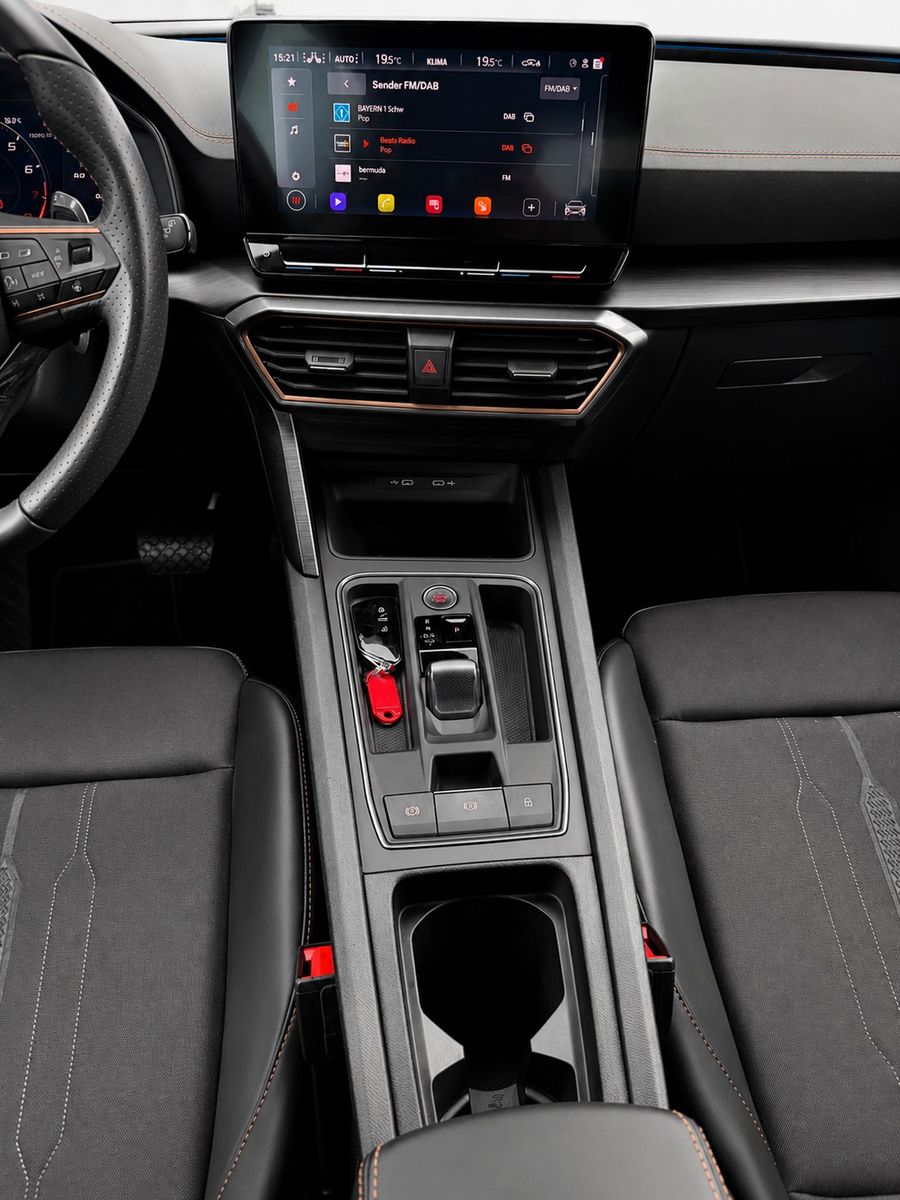 Fahrzeugabbildung CUPRA Formentor 1.5 TSI DSG *Kamera*Virtual*28.000KM* - mit KI generiert/bearbeitet
