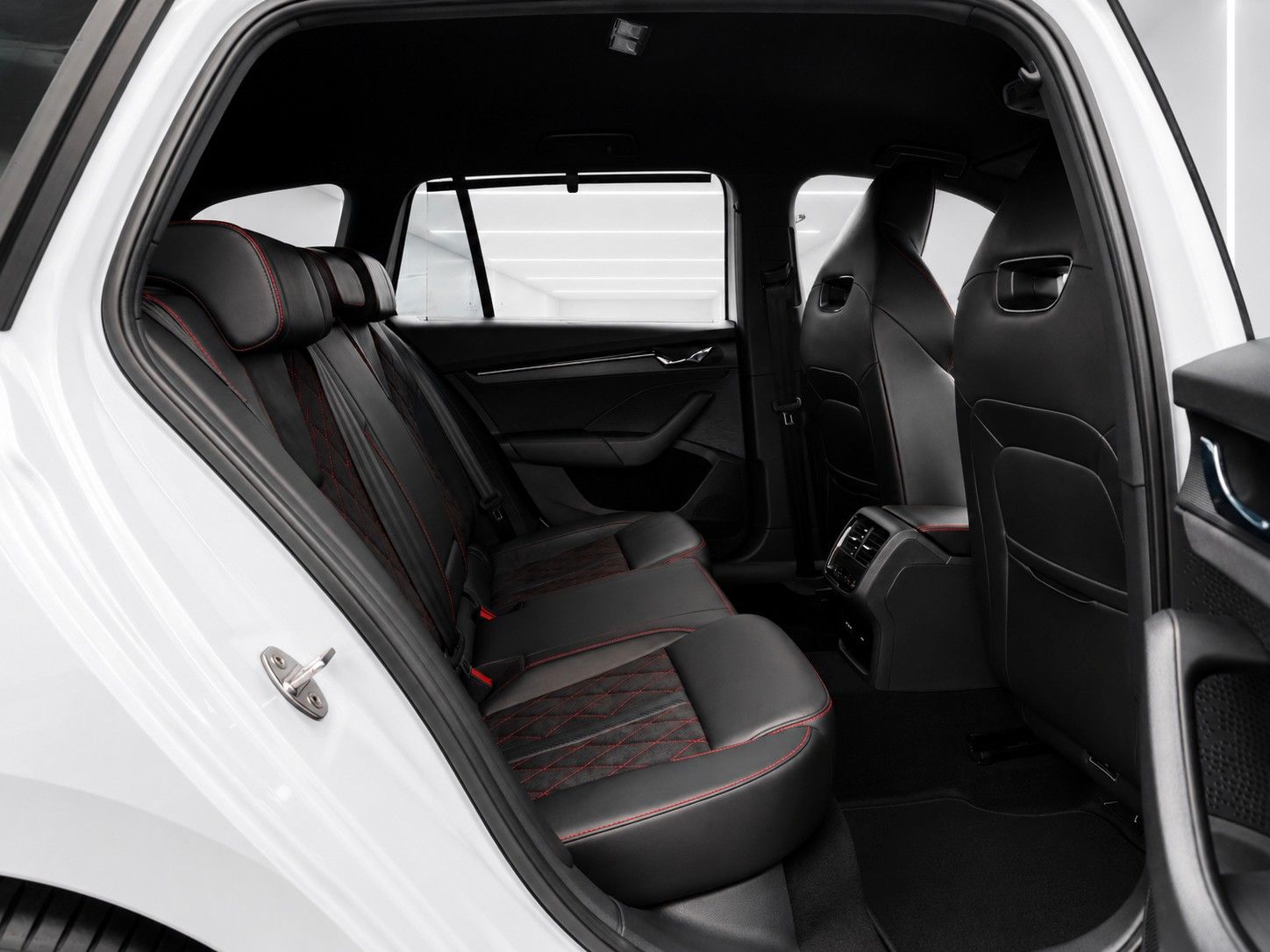 Fahrzeugabbildung SKODA Octavia Combi 2.0 TDI DSG RS*Matrix*Massage*AHK* - mit KI generiert/bearbeitet