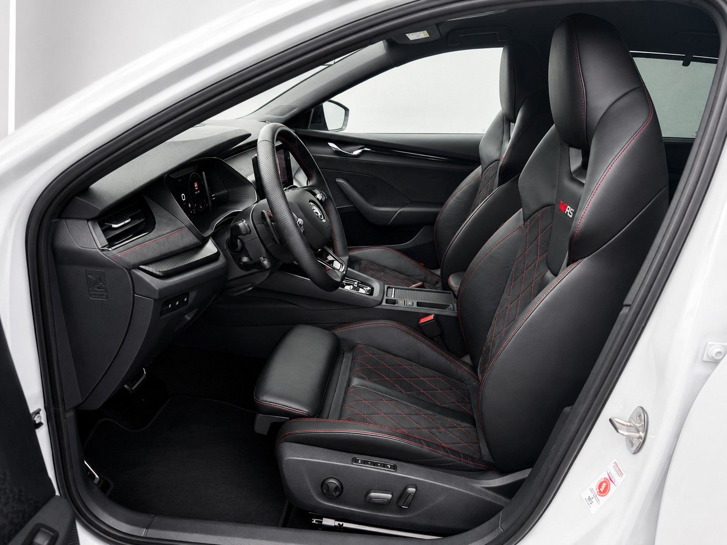 Fahrzeugabbildung SKODA Octavia Combi 2.0 TDI DSG RS*Matrix*Massage*AHK* - mit KI generiert/bearbeitet