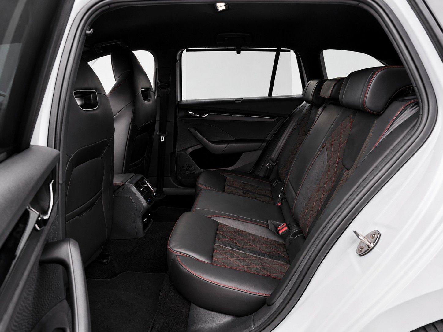 Fahrzeugabbildung SKODA Octavia Combi 2.0 TDI DSG RS*Matrix*Massage*AHK* - mit KI generiert/bearbeitet