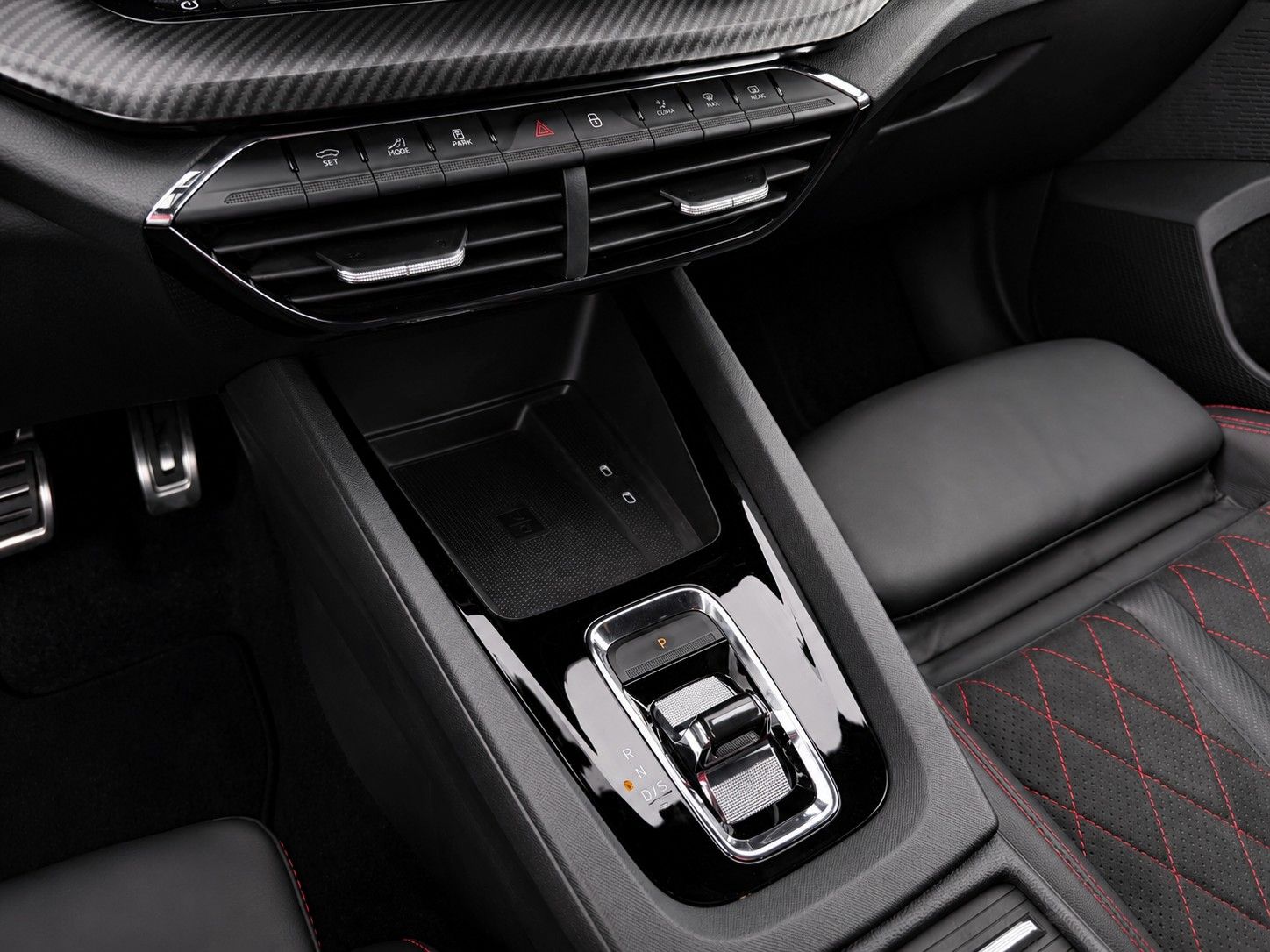 Fahrzeugabbildung SKODA Octavia Combi 2.0 TDI DSG RS*Matrix*Massage*AHK* - mit KI generiert/bearbeitet