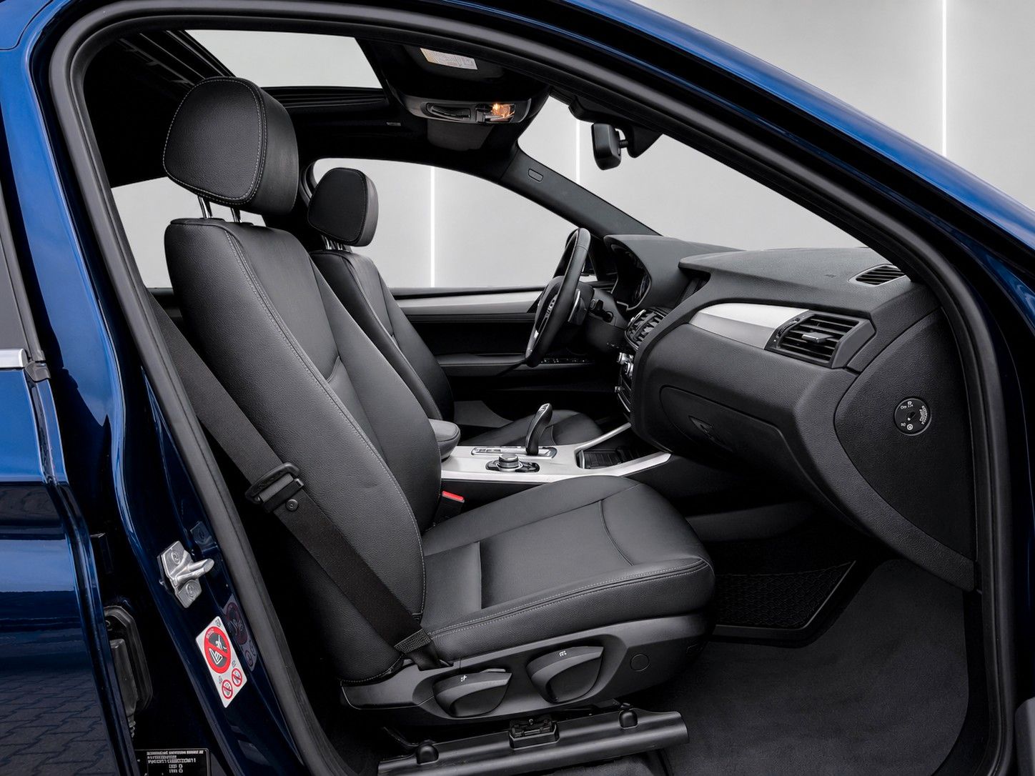 Fahrzeugabbildung BMW X4 xDrive 20 d Advantage*Schiebedach*AHK*Leder* - mit KI generiert/bearbeitet