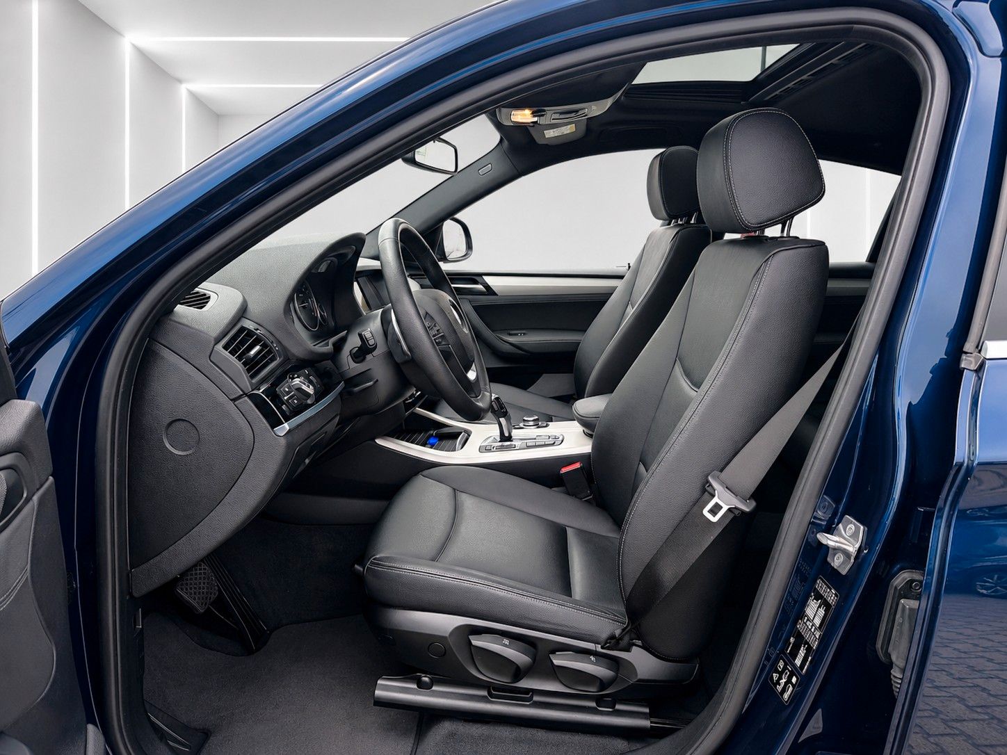 Fahrzeugabbildung BMW X4 xDrive 20 d Advantage*Schiebedach*AHK*Leder* - mit KI generiert/bearbeitet