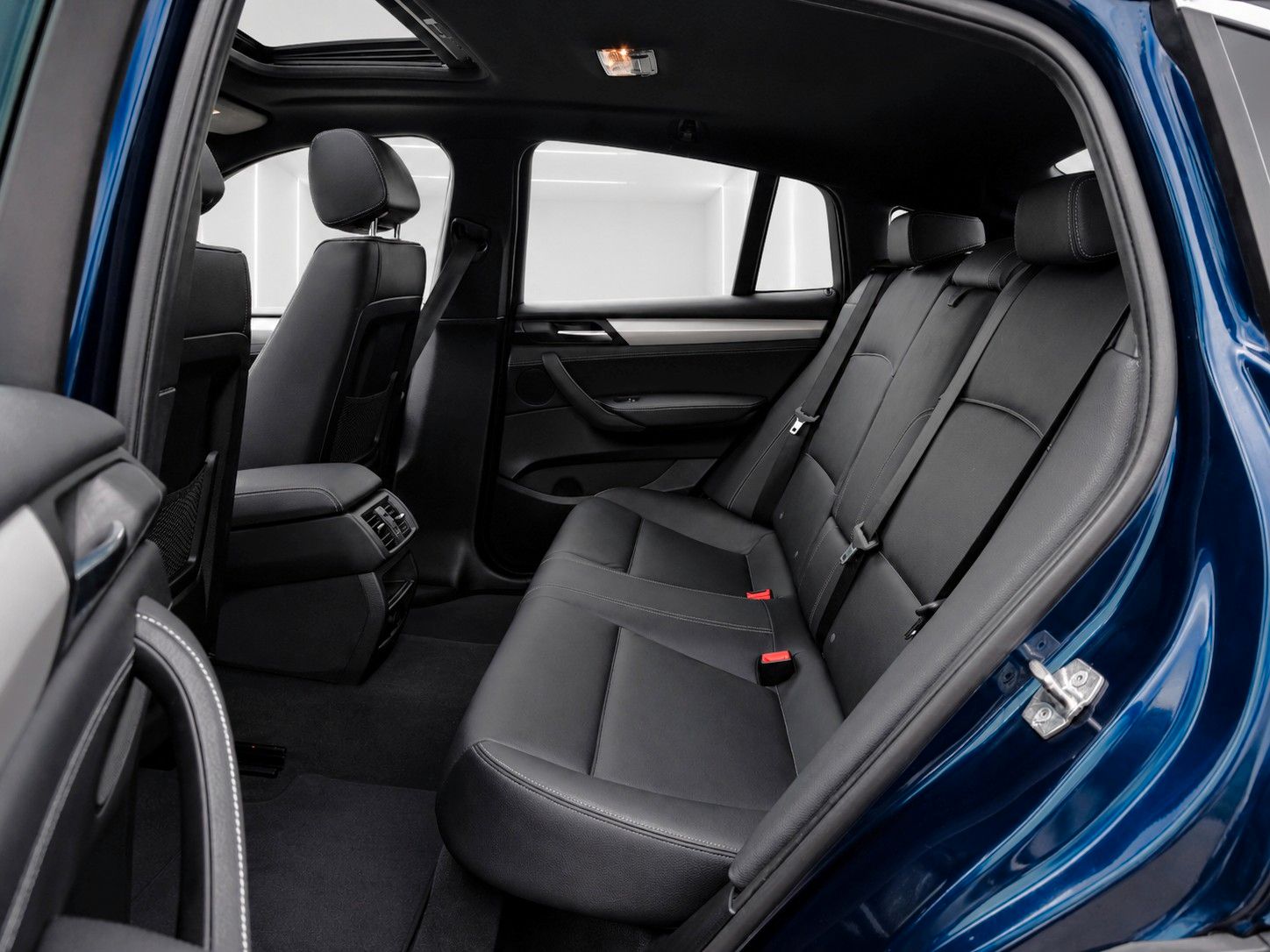 Fahrzeugabbildung BMW X4 xDrive 20 d Advantage*Schiebedach*AHK*Leder* - mit KI generiert/bearbeitet