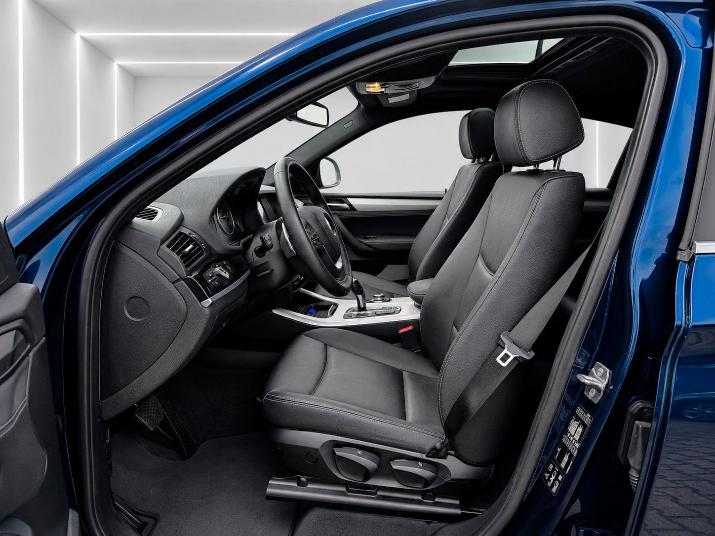 Fahrzeugabbildung BMW X4 xDrive 20 d Advantage*Schiebedach*AHK*Leder* - mit KI generiert/bearbeitet