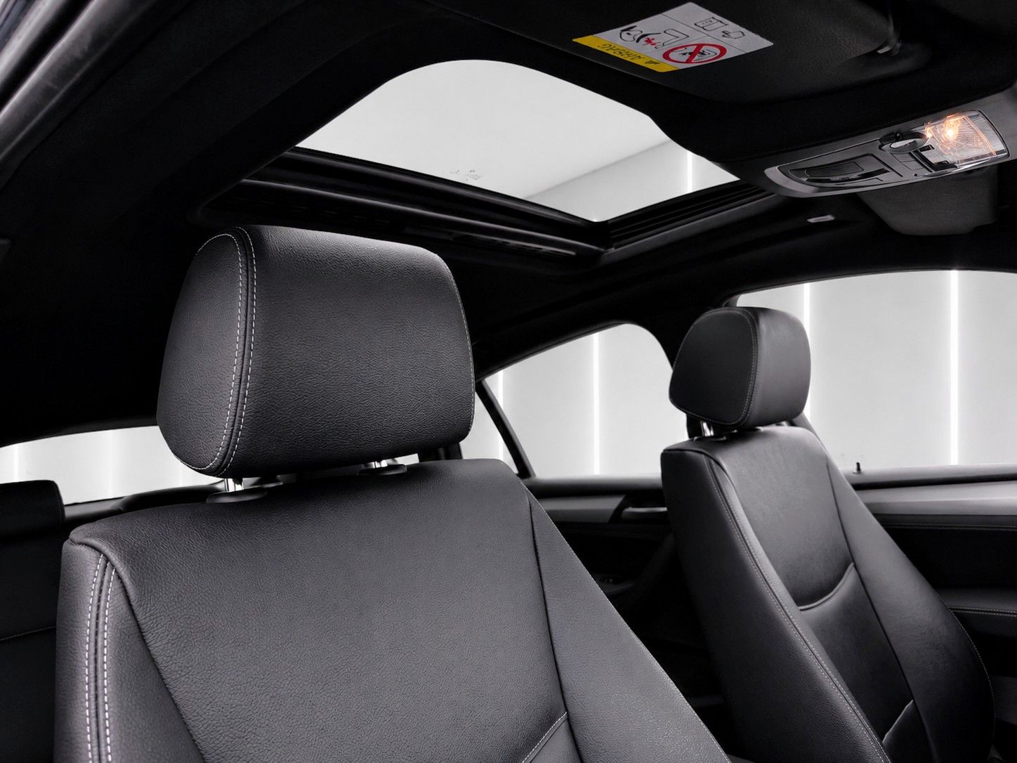 Fahrzeugabbildung BMW X4 xDrive 20 d Advantage*Schiebedach*AHK*Leder* - mit KI generiert/bearbeitet