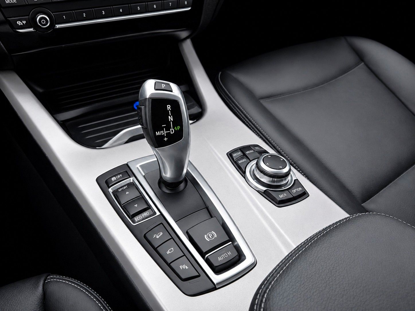 Fahrzeugabbildung BMW X4 xDrive 20 d Advantage*Schiebedach*AHK*Leder* - mit KI generiert/bearbeitet