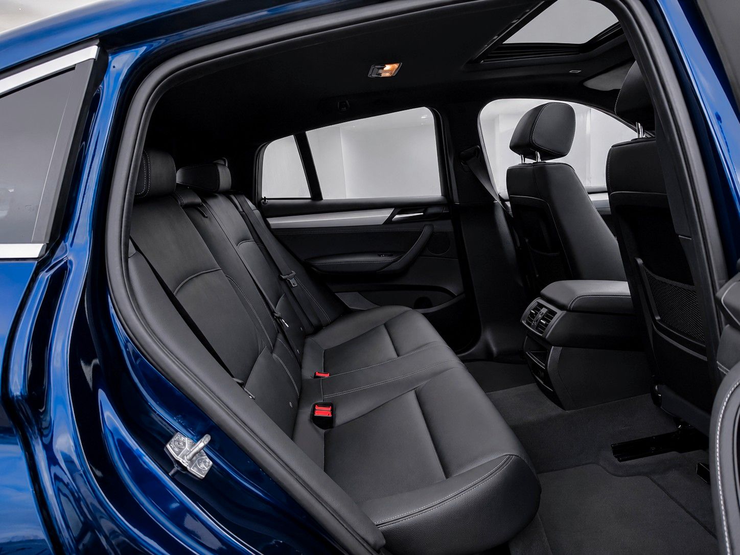 Fahrzeugabbildung BMW X4 xDrive 20 d Advantage*Schiebedach*AHK*Leder* - mit KI generiert/bearbeitet