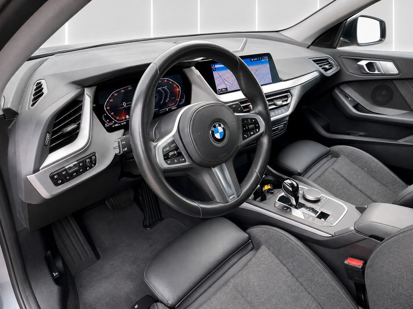 Fahrzeugabbildung BMW 216d Gran Coupe Aut. Advantage*LED*Ambiente*DAB* - mit KI generiert/bearbeitet