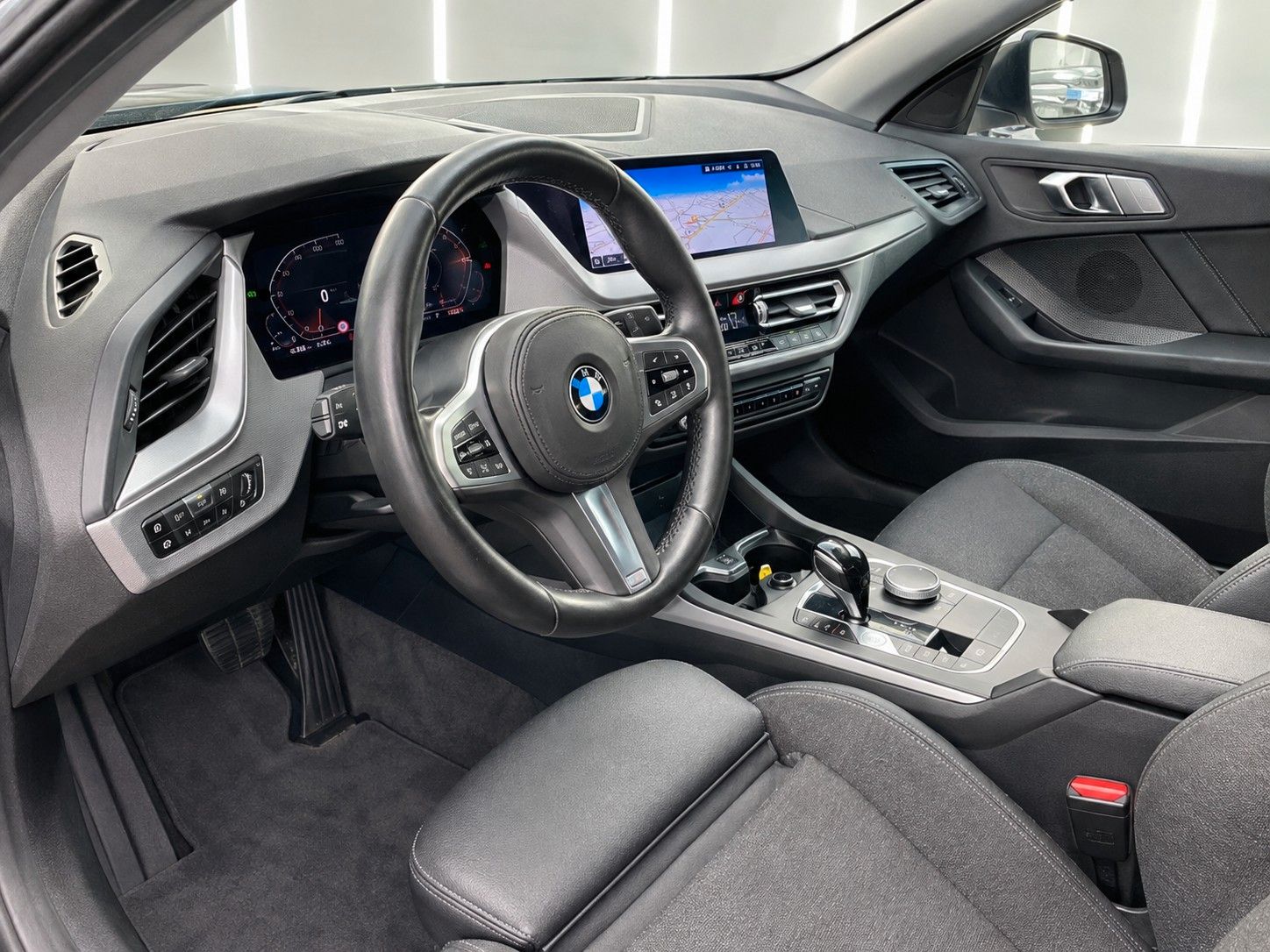 Fahrzeugabbildung BMW 216d Gran Coupe Aut. Advantage*LED*Ambiente*DAB* - mit KI generiert/bearbeitet