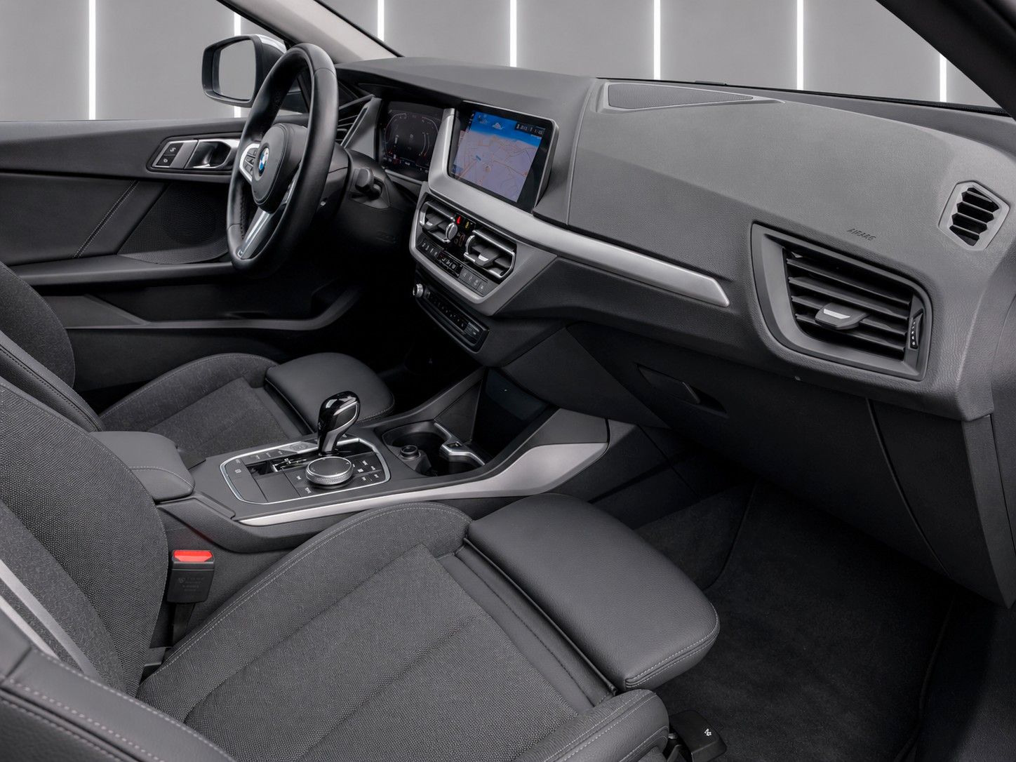 Fahrzeugabbildung BMW 216d Gran Coupe Aut. Advantage*LED*Ambiente*DAB* - mit KI generiert/bearbeitet