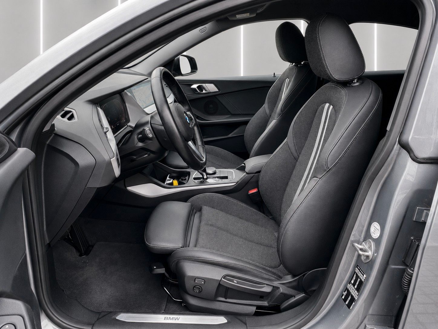 Fahrzeugabbildung BMW 216d Gran Coupe Aut. Advantage*LED*Ambiente*DAB* - mit KI generiert/bearbeitet