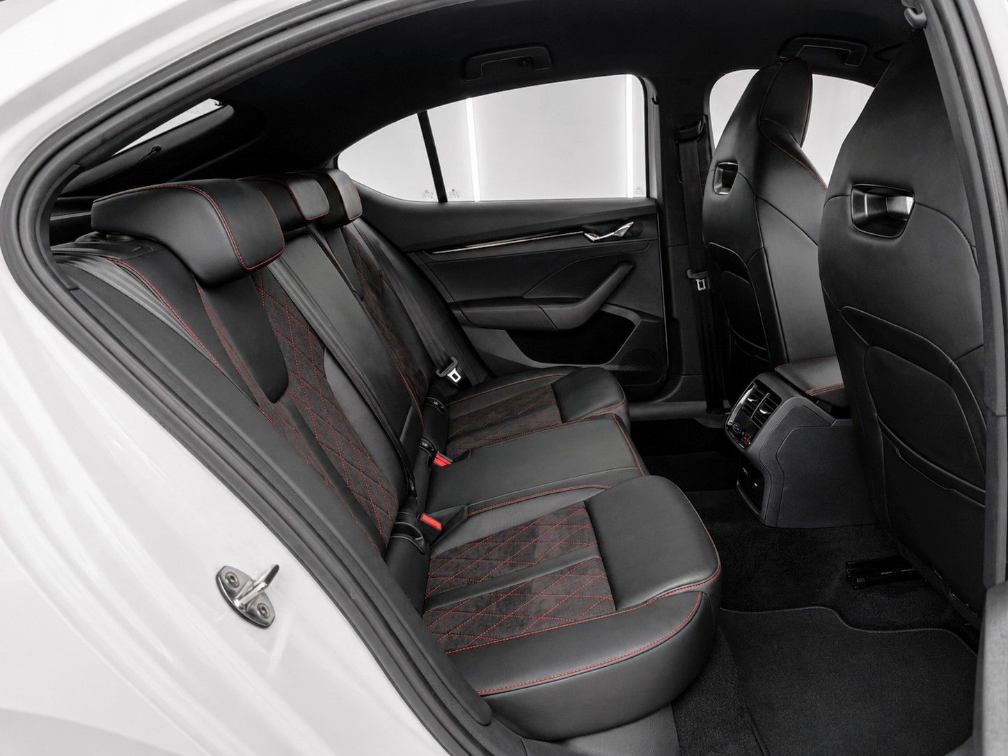 Fahrzeugabbildung SKODA Octavia 2.0 TDI DSG 4x4 RS *Mega-Ausstattung* - mit KI generiert/bearbeitet