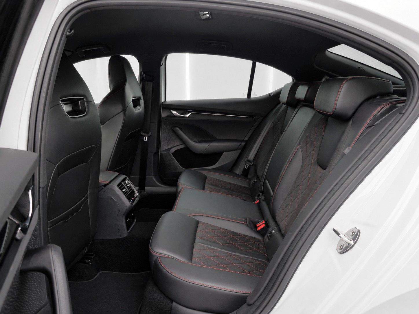 Fahrzeugabbildung SKODA Octavia 2.0 TDI DSG 4x4 RS *Mega-Ausstattung* - mit KI generiert/bearbeitet