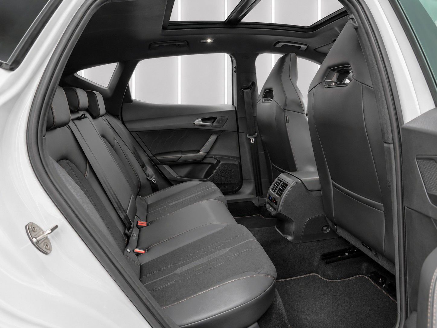 Fahrzeugabbildung CUPRA Formentor VZ 2.0TSI 4Drive DSG*Mega-Ausstattung* - mit KI generiert/bearbeitet