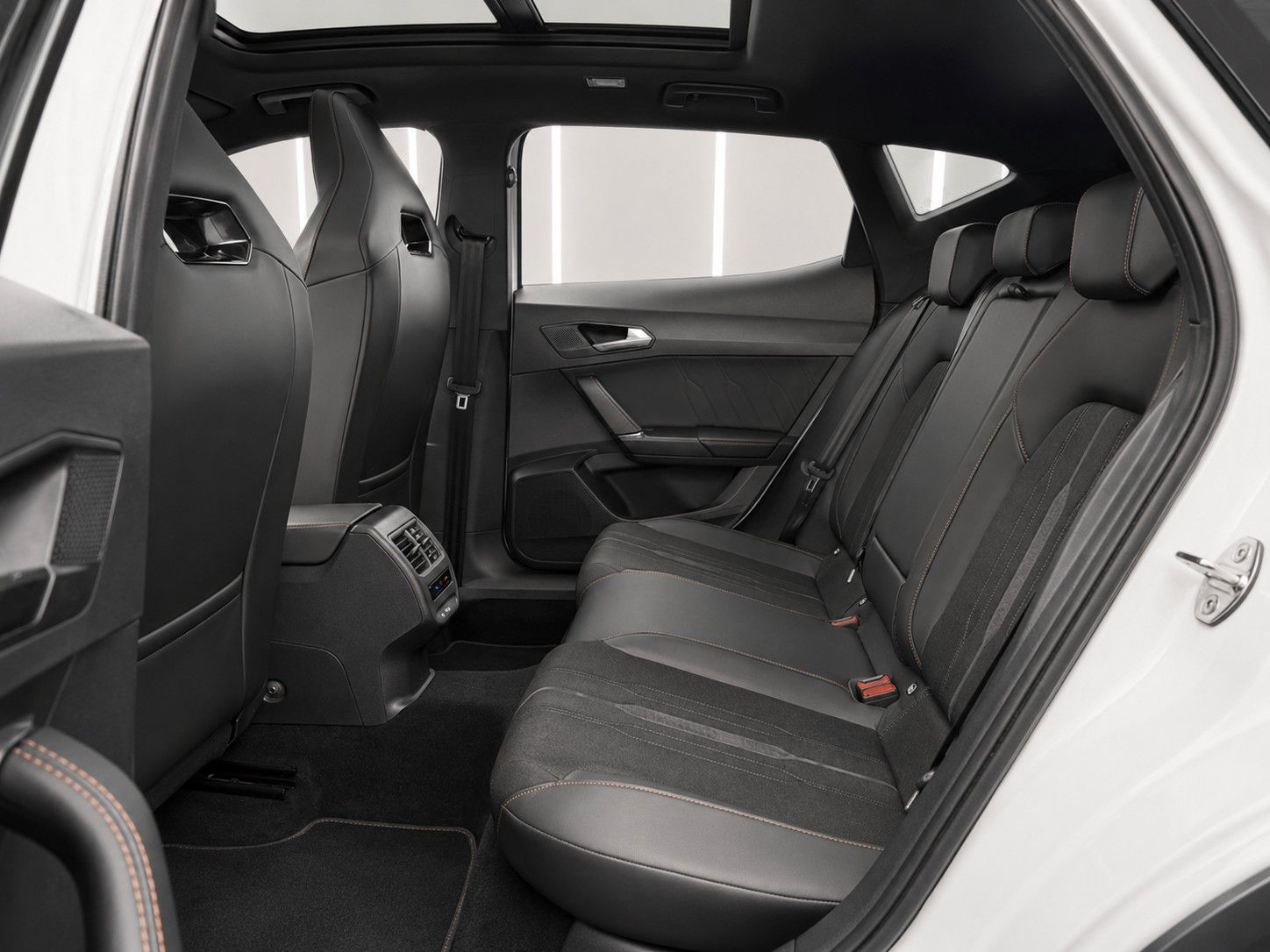 Fahrzeugabbildung CUPRA Formentor VZ 2.0TSI 4Drive DSG*Mega-Ausstattung* - mit KI generiert/bearbeitet