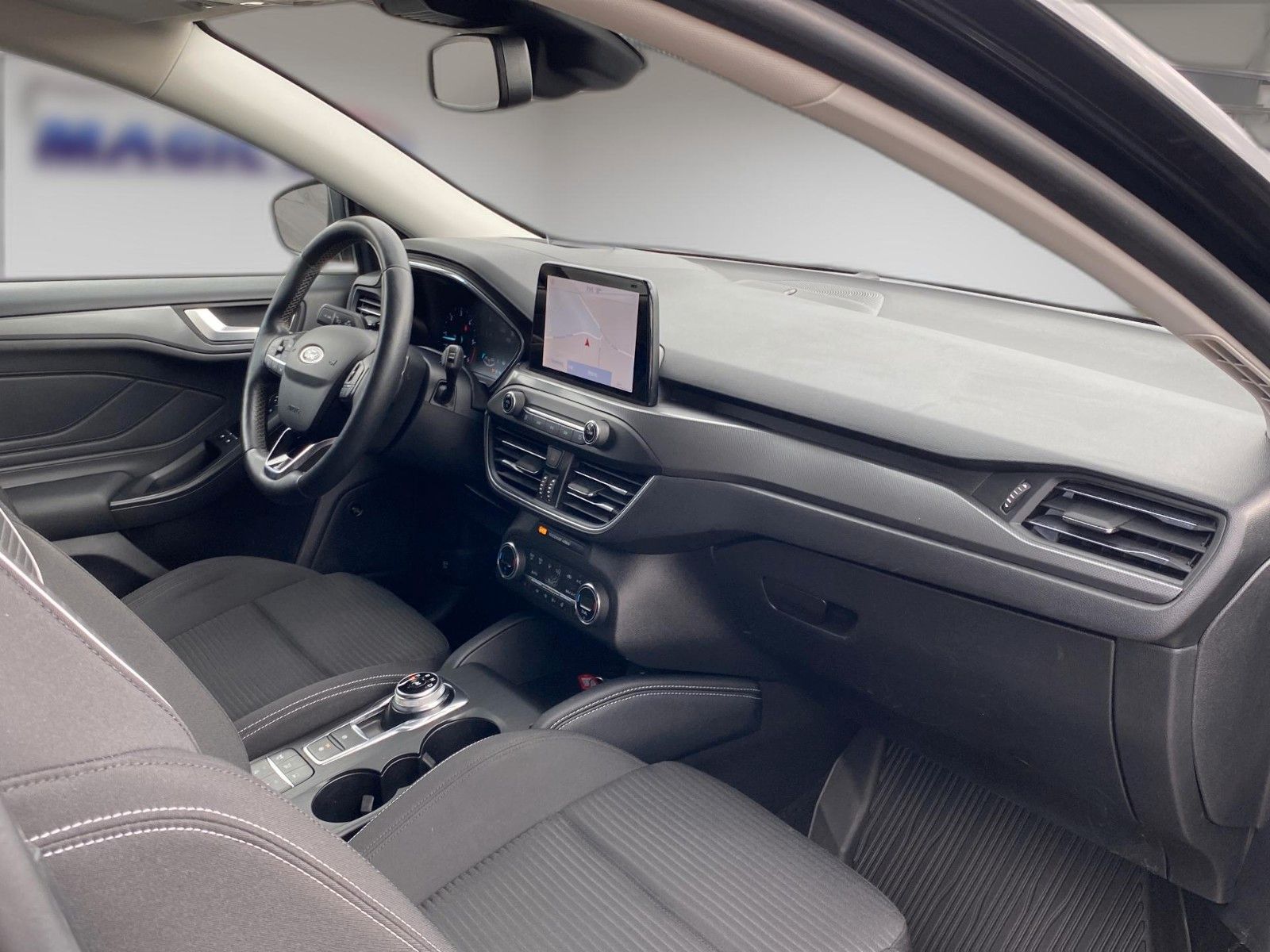 Fahrzeugabbildung Ford Focus Turnier 2.0 EcoBlue Aut. Titanium*B&O*AHK* - mit KI generiert/bearbeitet