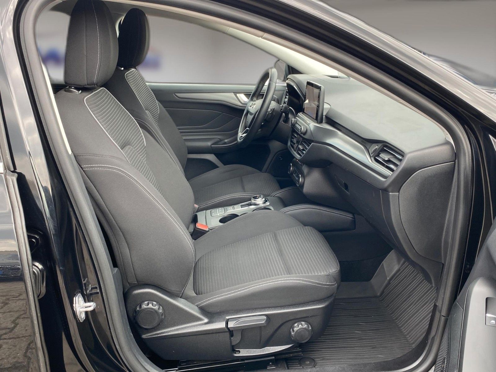 Fahrzeugabbildung Ford Focus Turnier 2.0 EcoBlue Aut. Titanium*B&O*AHK* - mit KI generiert/bearbeitet