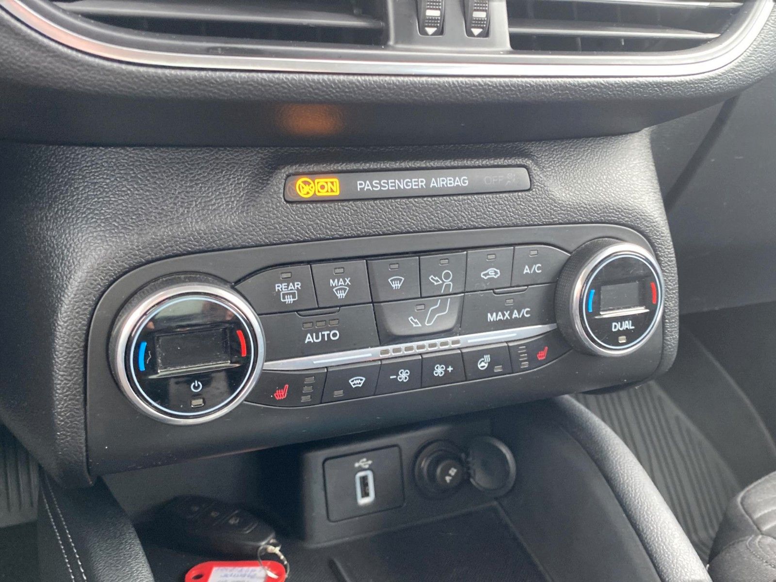 Fahrzeugabbildung Ford Focus Turnier 2.0 EcoBlue Aut. Titanium*B&O*AHK* - mit KI generiert/bearbeitet